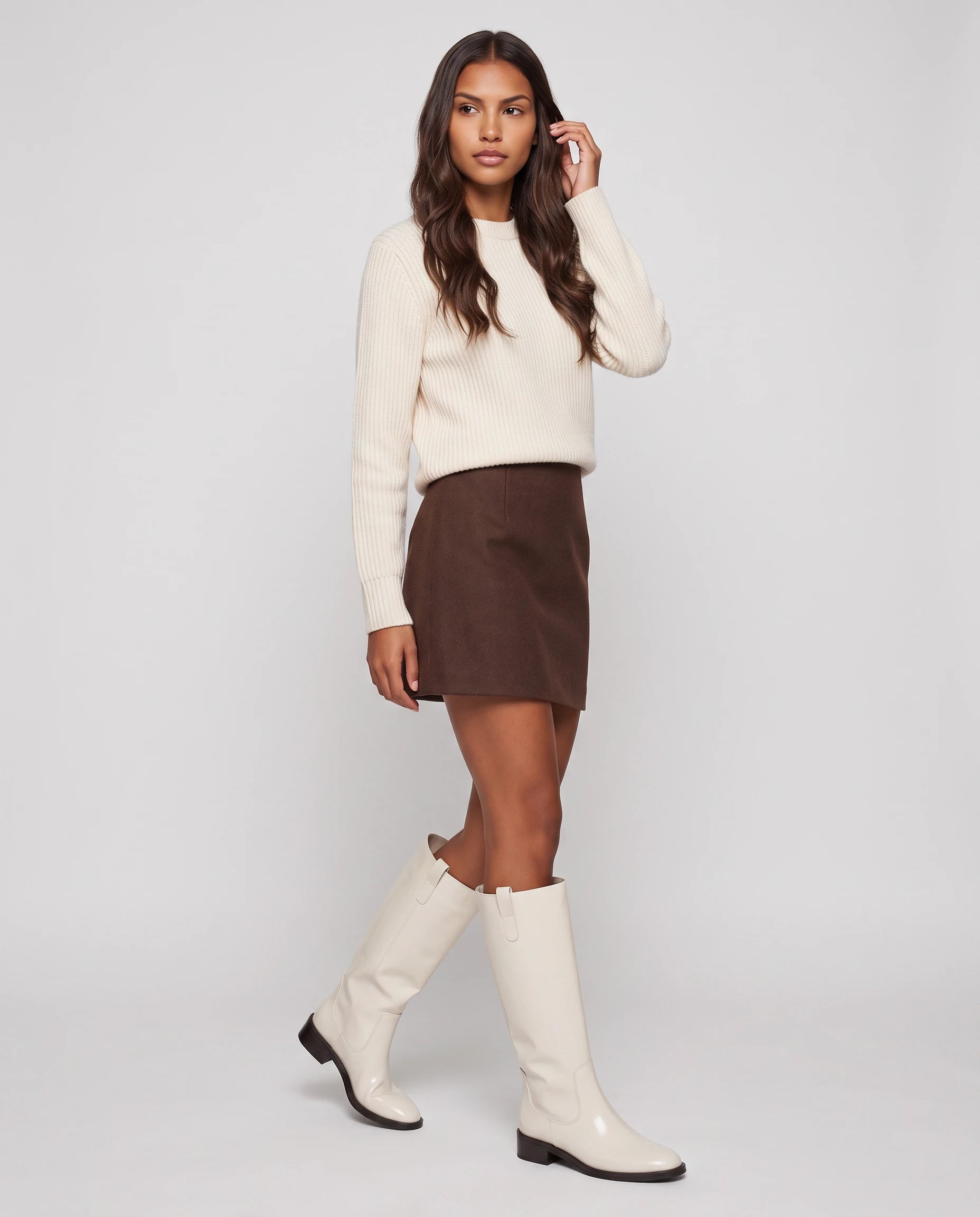 Bottes cavalières hautes effet cuir Bastienne — Blanc Cassé, portées en plein pied studio