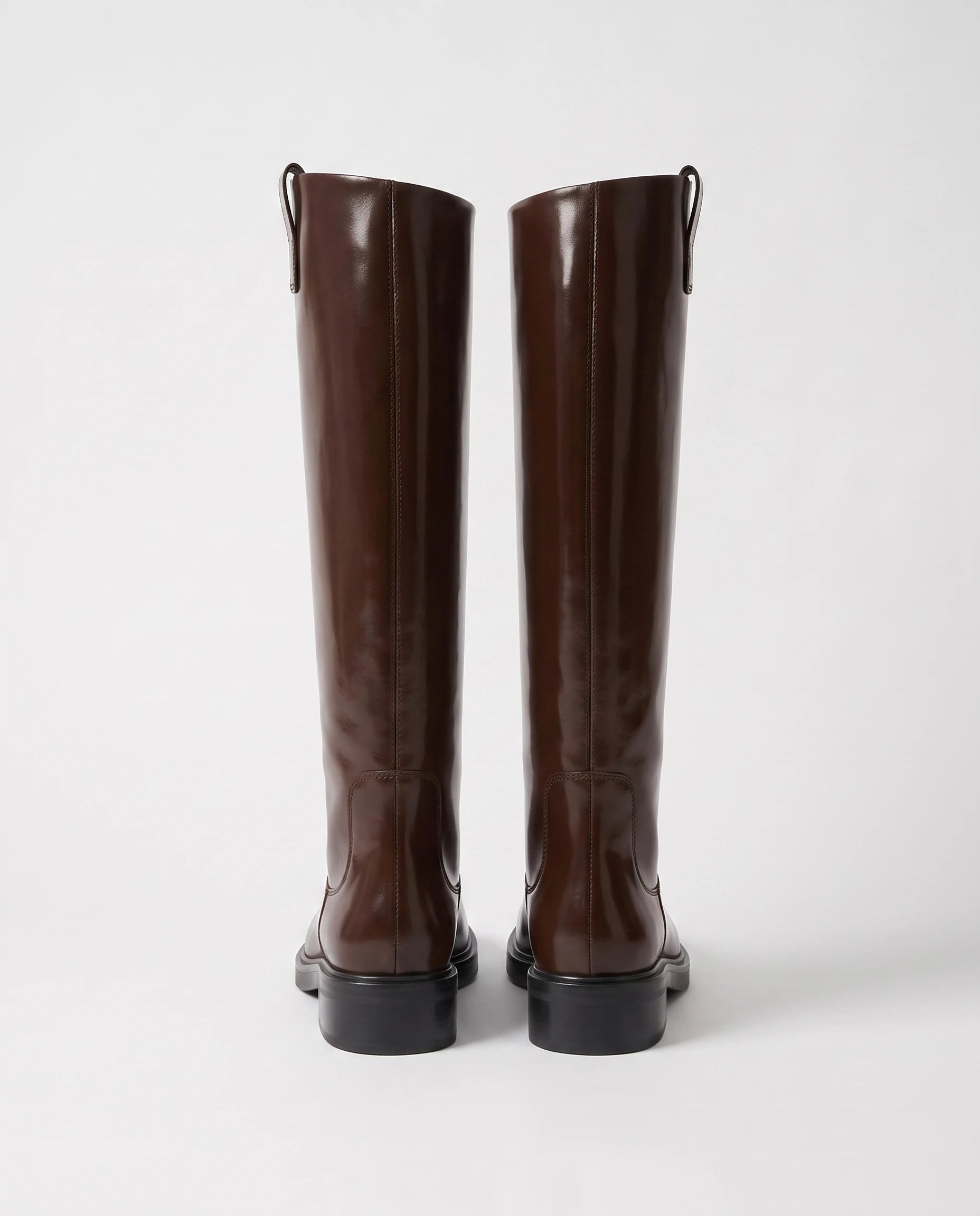 Bottes cavalières hautes effet cuir Bastienne — Chocolat, paire vue de dos, couture de tige et talon bloc