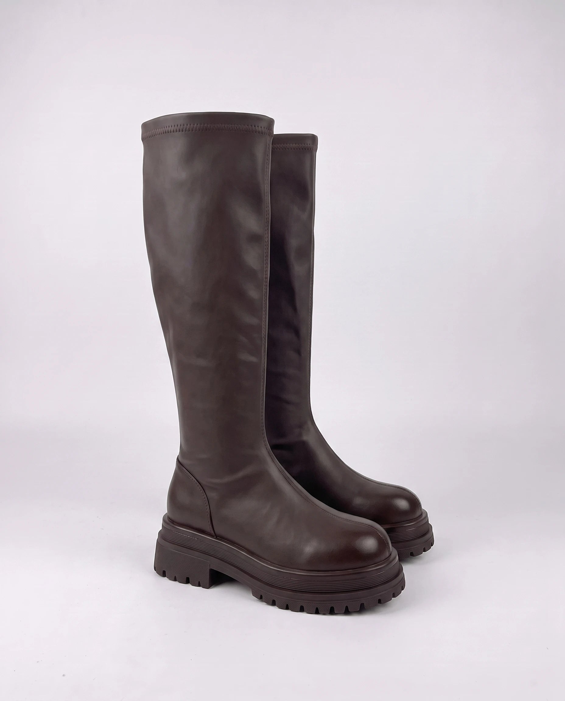 Bottes hautes cavalières en simili Baptistine — Chocolat Foncé, paire vue de profil en studio