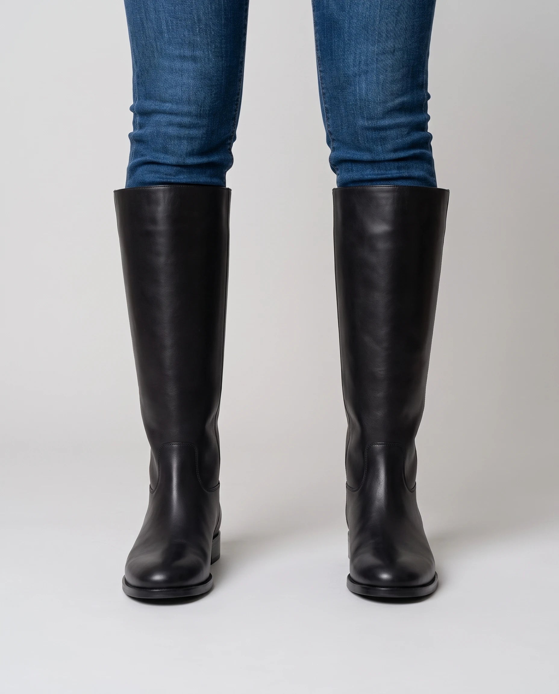 Bottes cavalieres plates en simili Ysabeau Noir — portées, plan rapproché