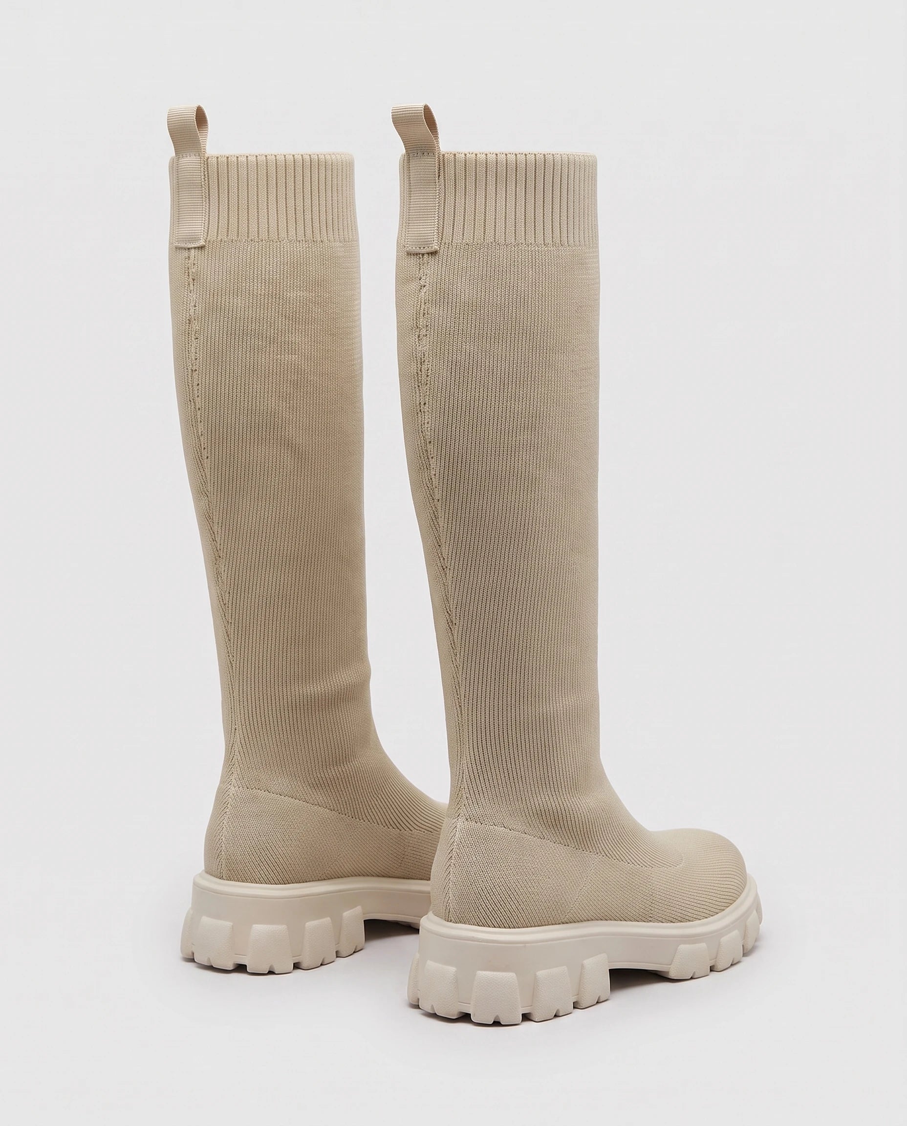 Bottes chaussettes hautes en maille Sylvette — Beige, paire vue de trois quarts arrière studio
