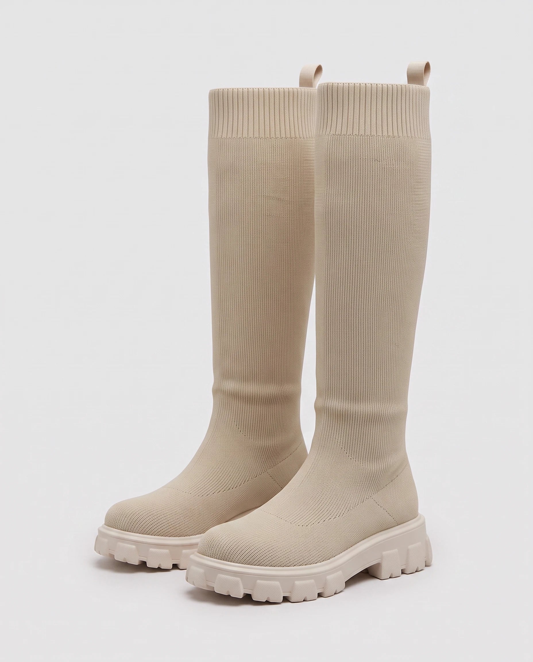 Bottes chaussettes hautes en maille Sylvette — Beige, paire vue de trois quarts avant studio