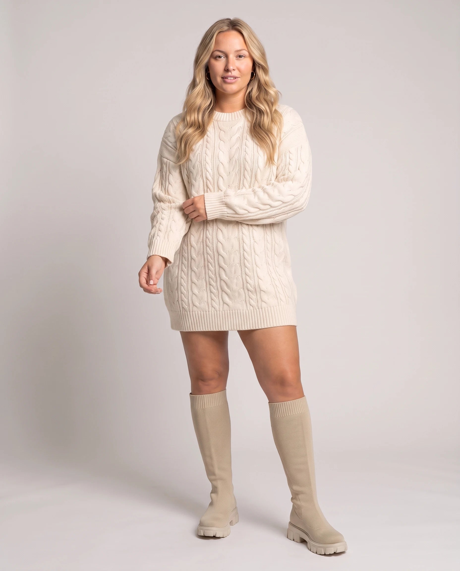 Bottes chaussettes hautes en maille Sylvette — Beige, portées en plein pied studio