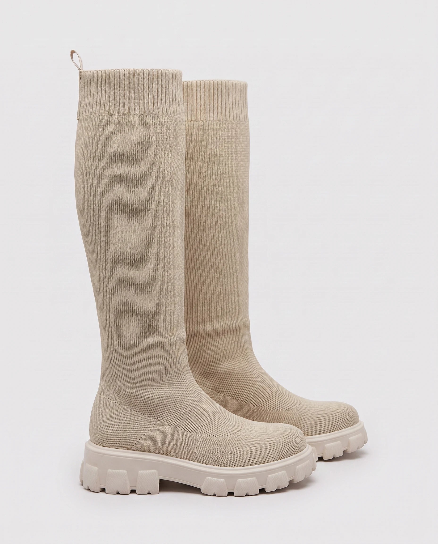Bottes chaussettes hautes en maille Sylvette — Beige, paire vue de trois quarts avant, semelle crantée assortie