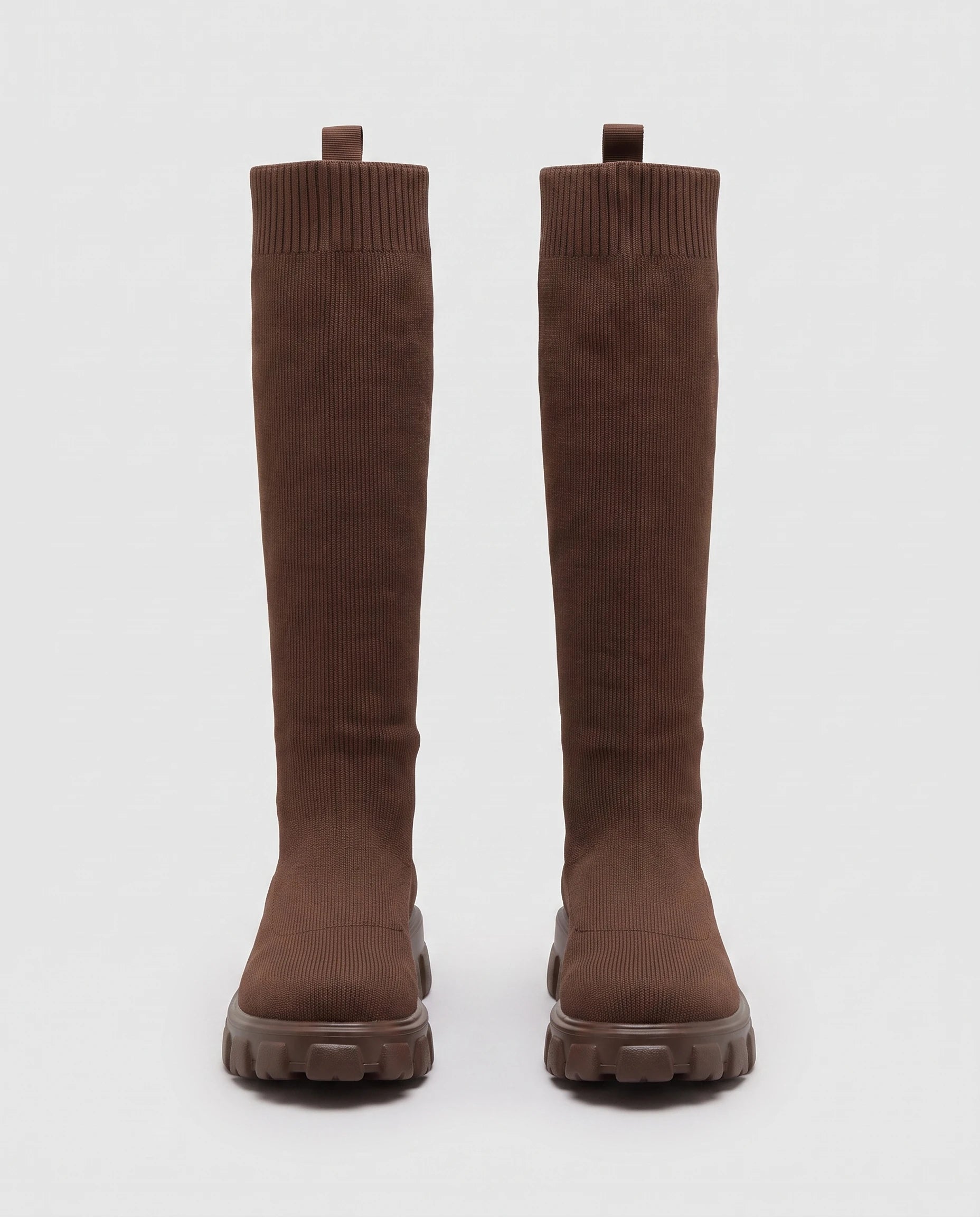 Bottes chaussettes hautes en maille Sylvette — Chocolat, paire vue de face studio