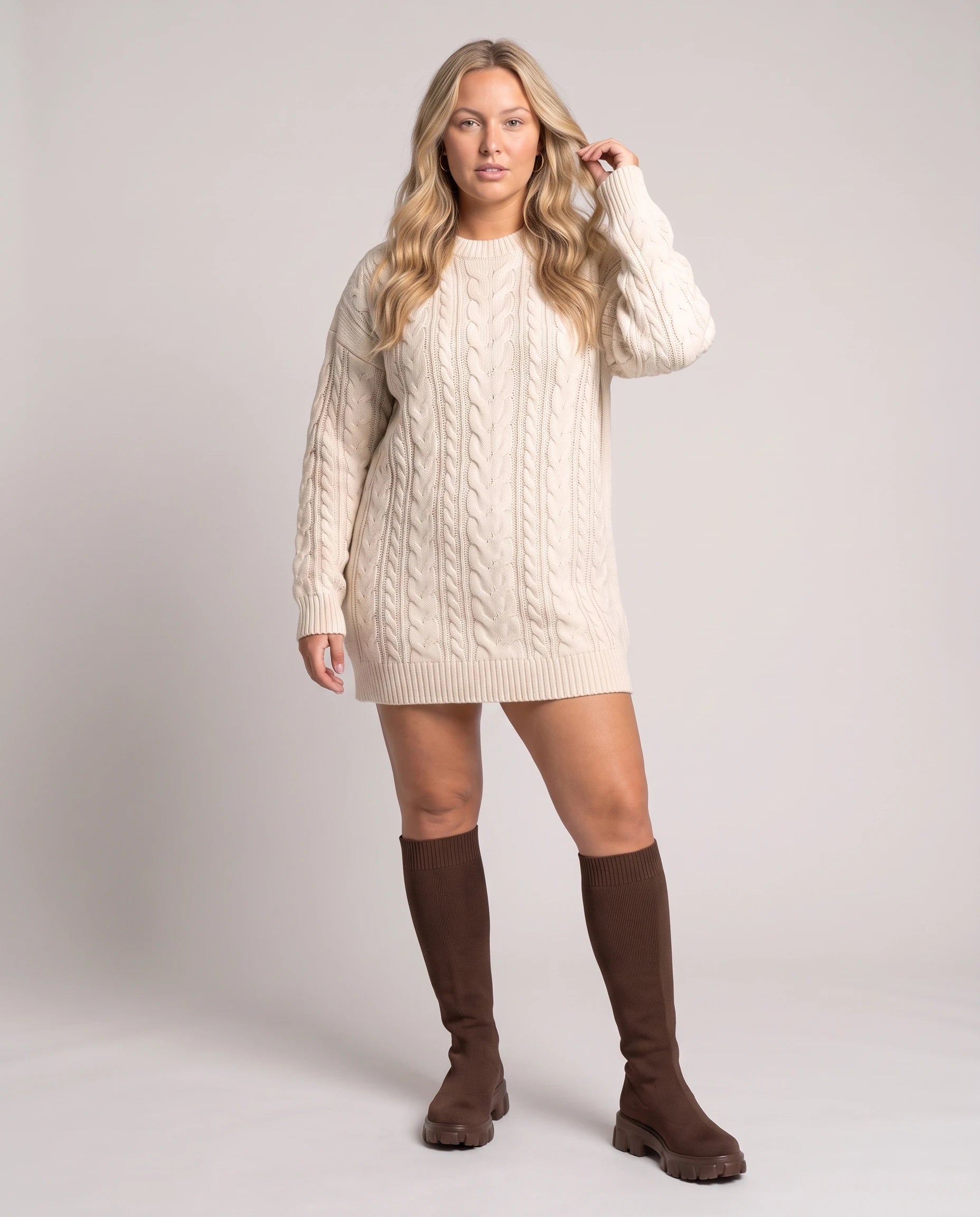 Bottes chaussettes hautes en maille Sylvette — Chocolat, portées en plein pied studio