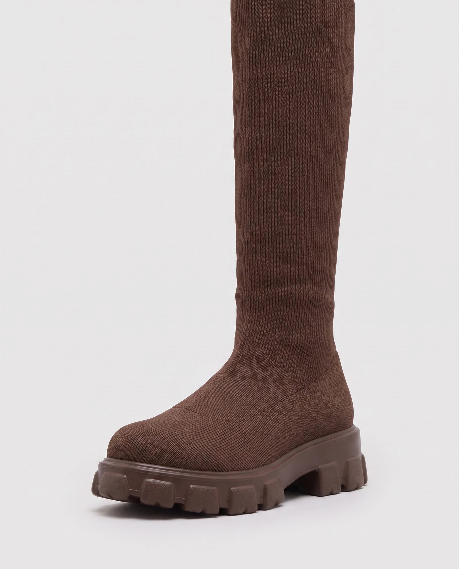 Bottes chaussettes hautes en maille Sylvette — Chocolat, vue de profil, hauteur de tige et semelle crantée