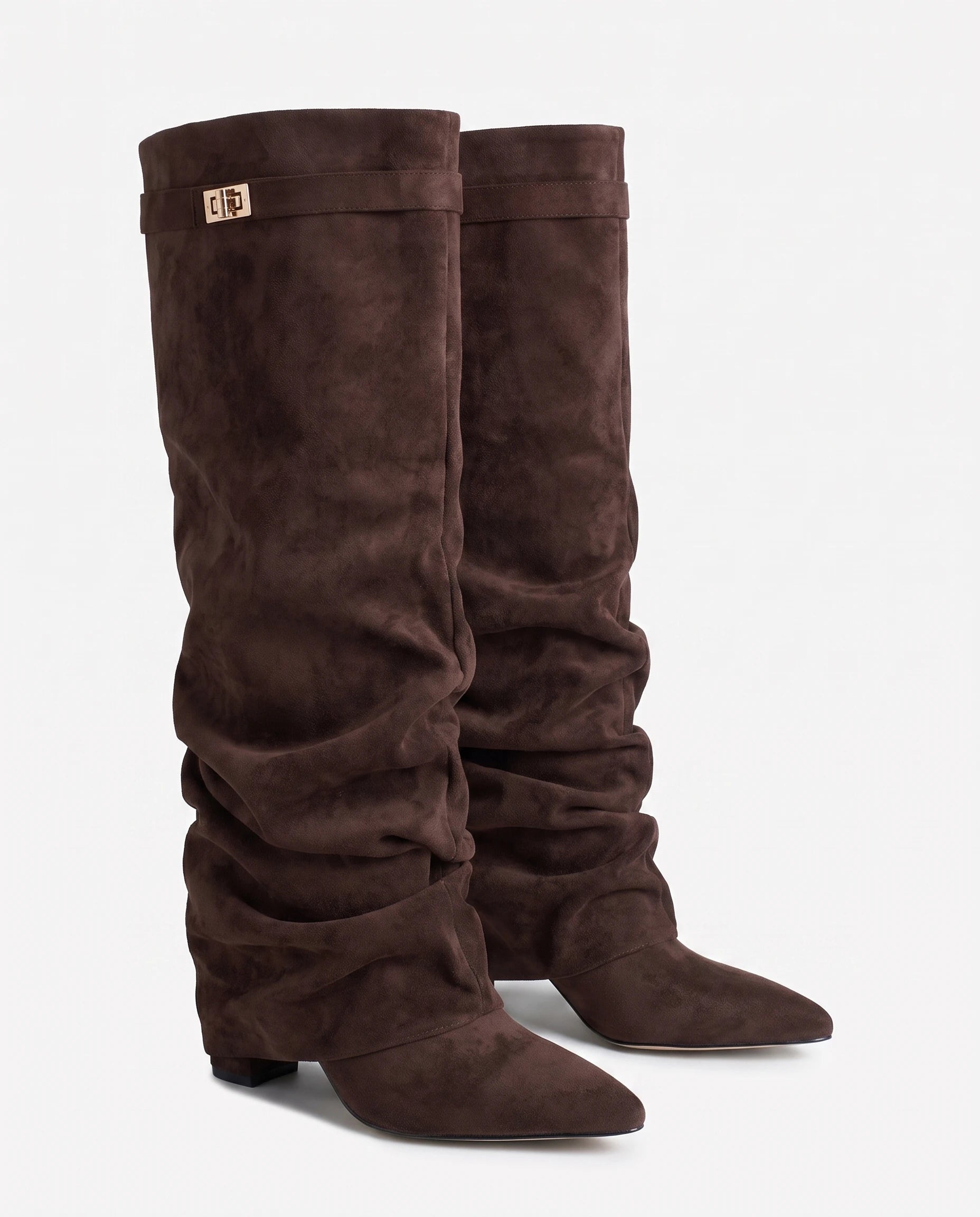 Bottes hautes slouchy en suédine Athénaïs — Chocolat, paire en studio