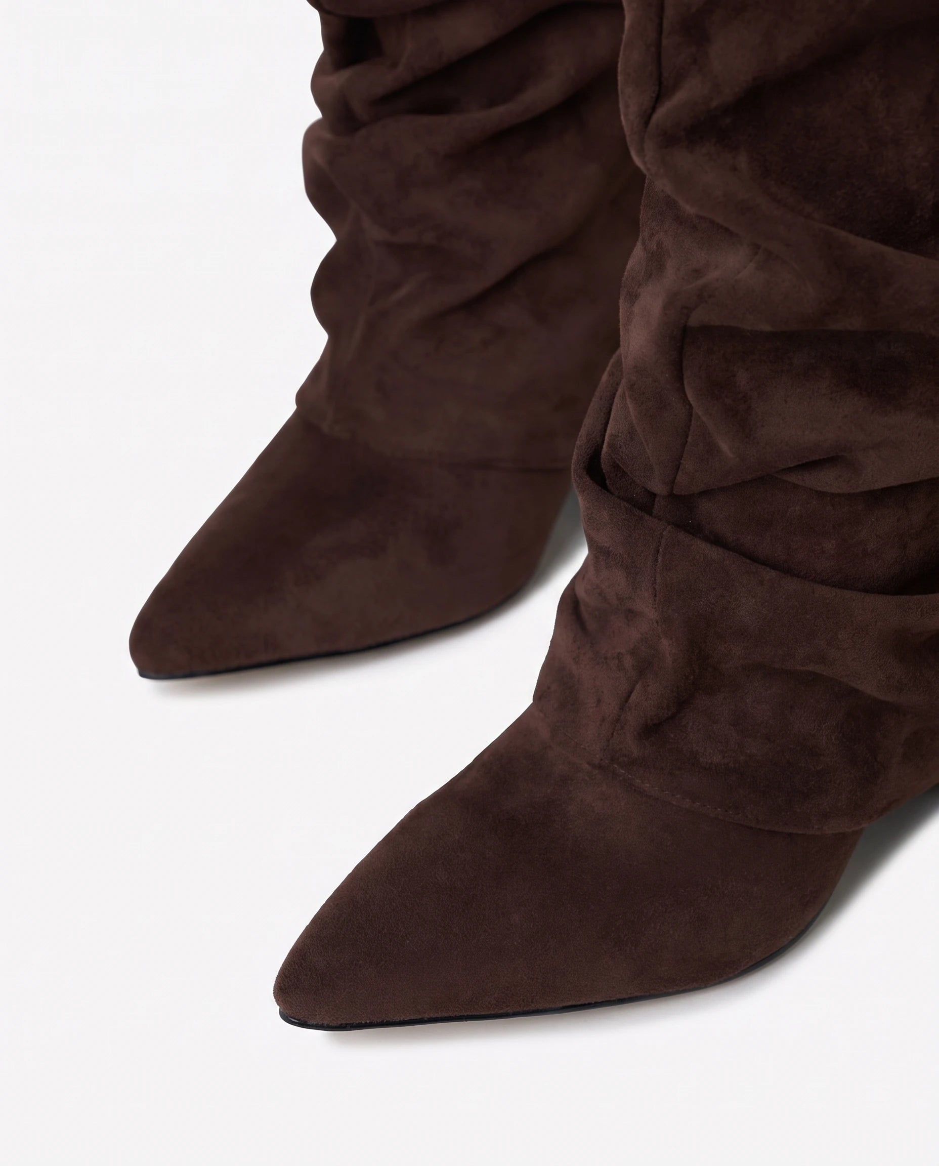 Bottes hautes slouchy en suédine Athénaïs — Chocolat, détail des bouts pointus
