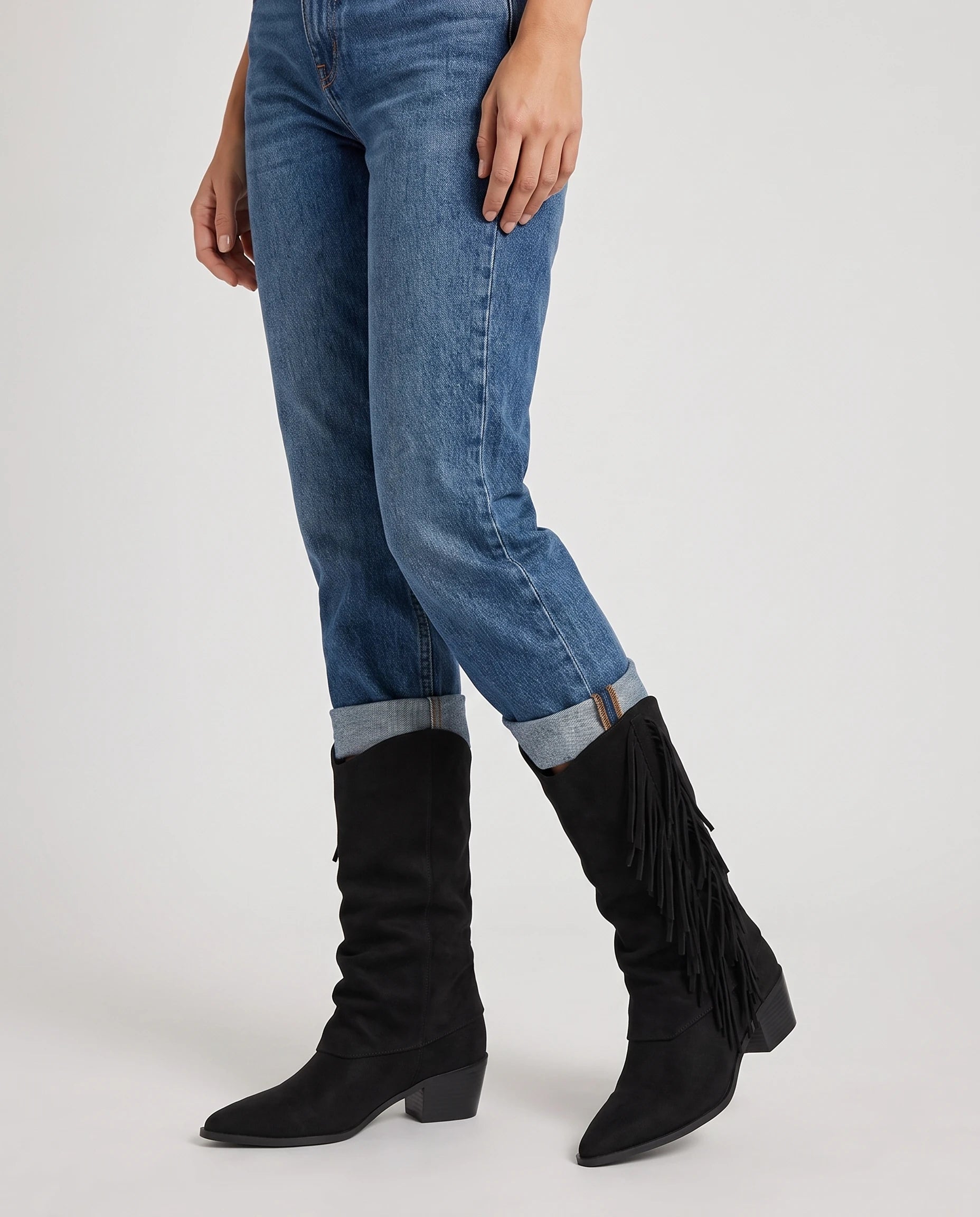 Bottes mi-mollet à franges et bout pointu Pascaline — Noir, portées en plan rapproché avec un jean droit retroussé