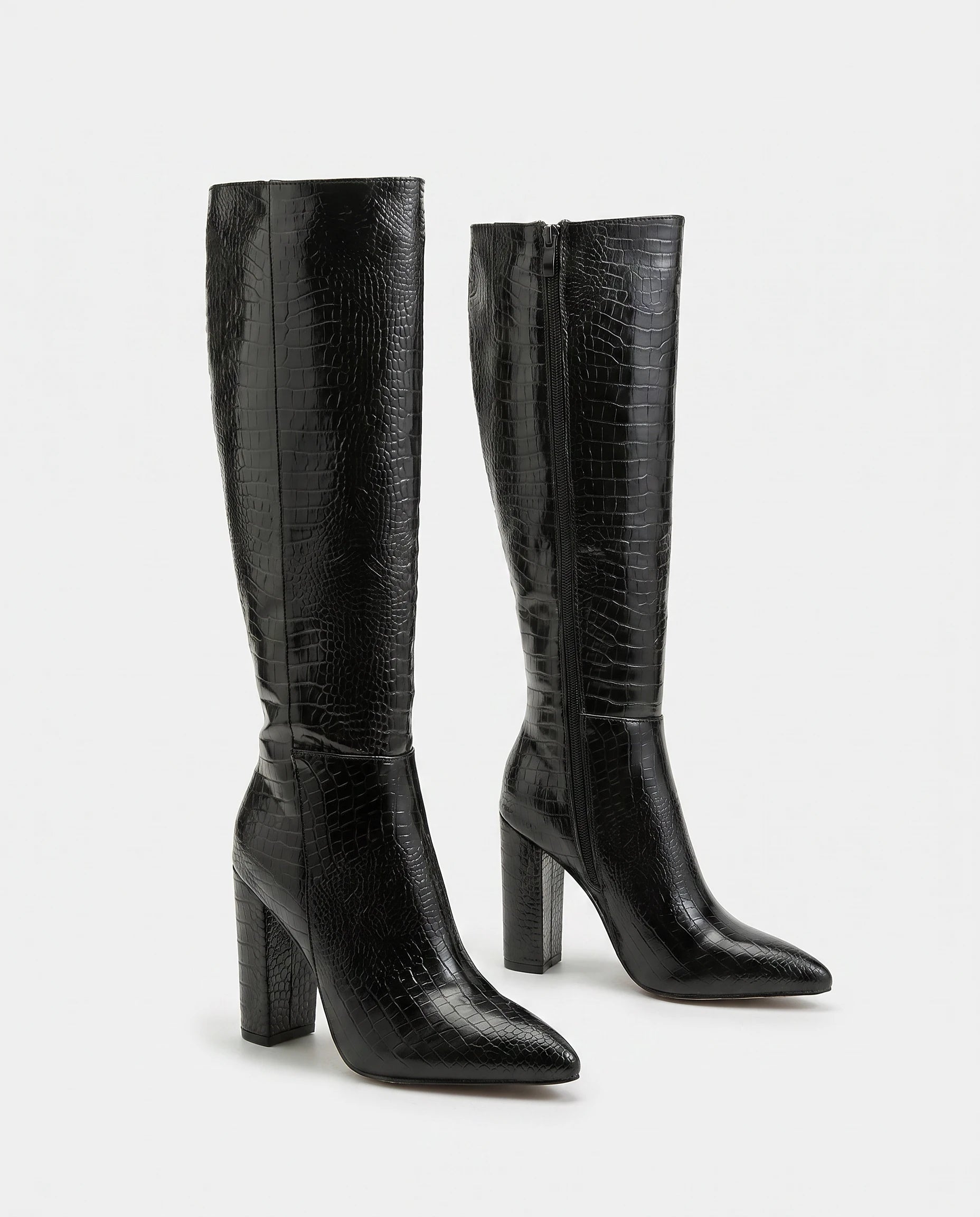 Bottes hautes croco vernies à talon Théodorine — Noir, paire en packshot studio