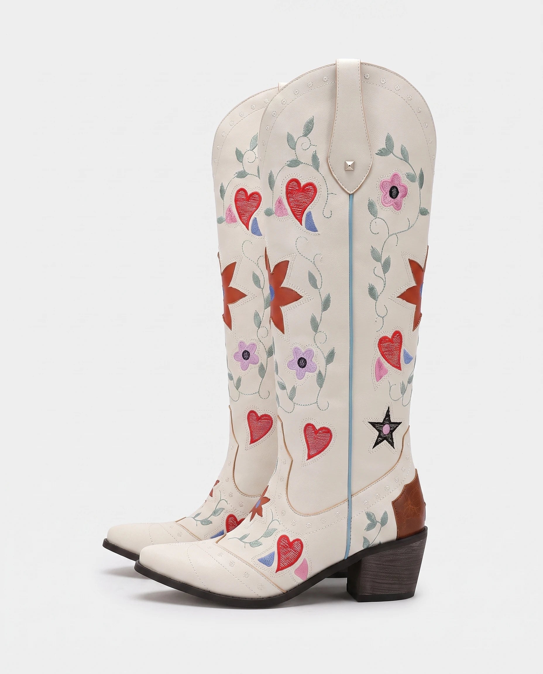 Bottes hautes western brodées à clous en simili Sabeline Blanc — packshot studio