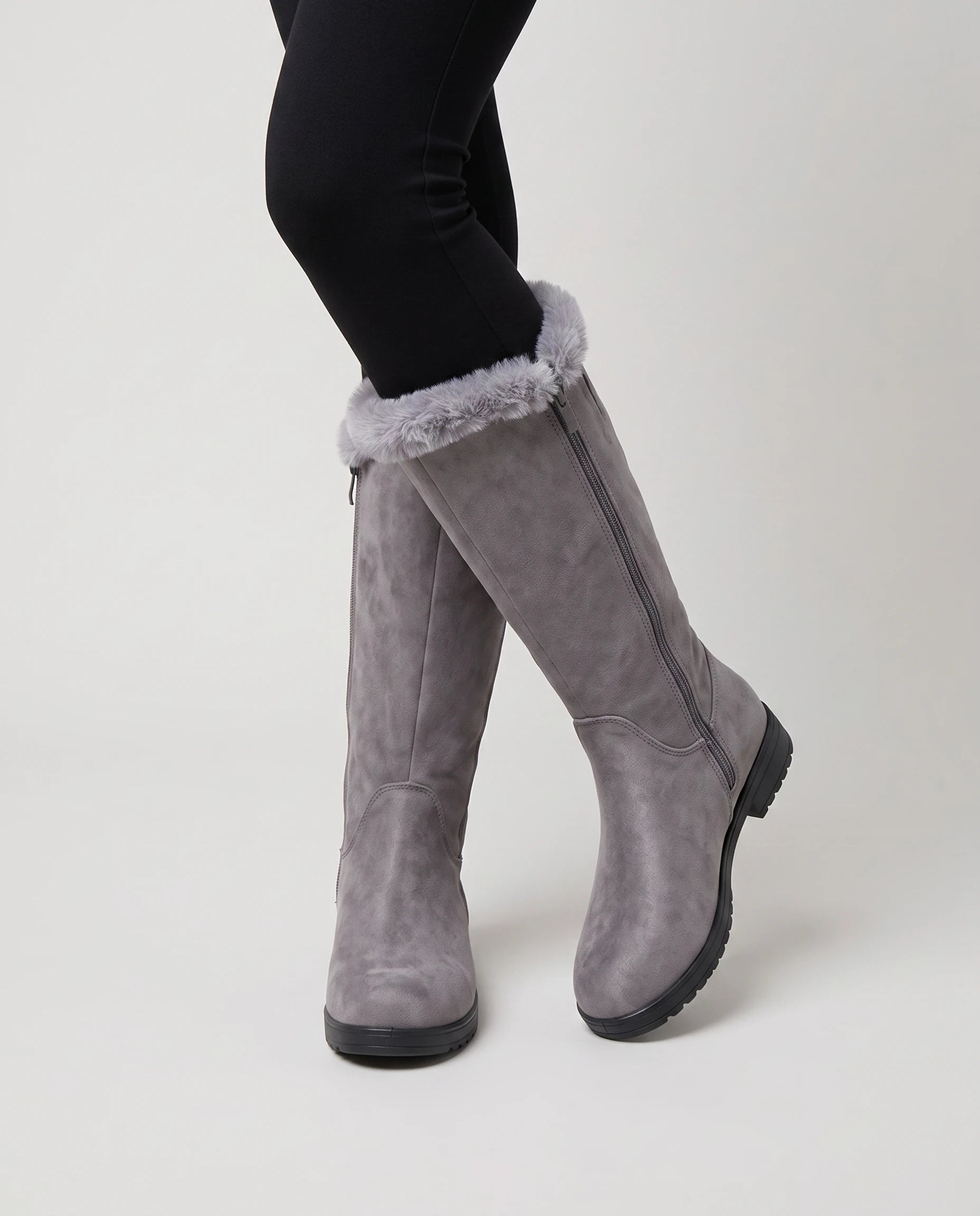 Bottes fourrées zippées en suédine Douce — Gris, portées en plan rapproché