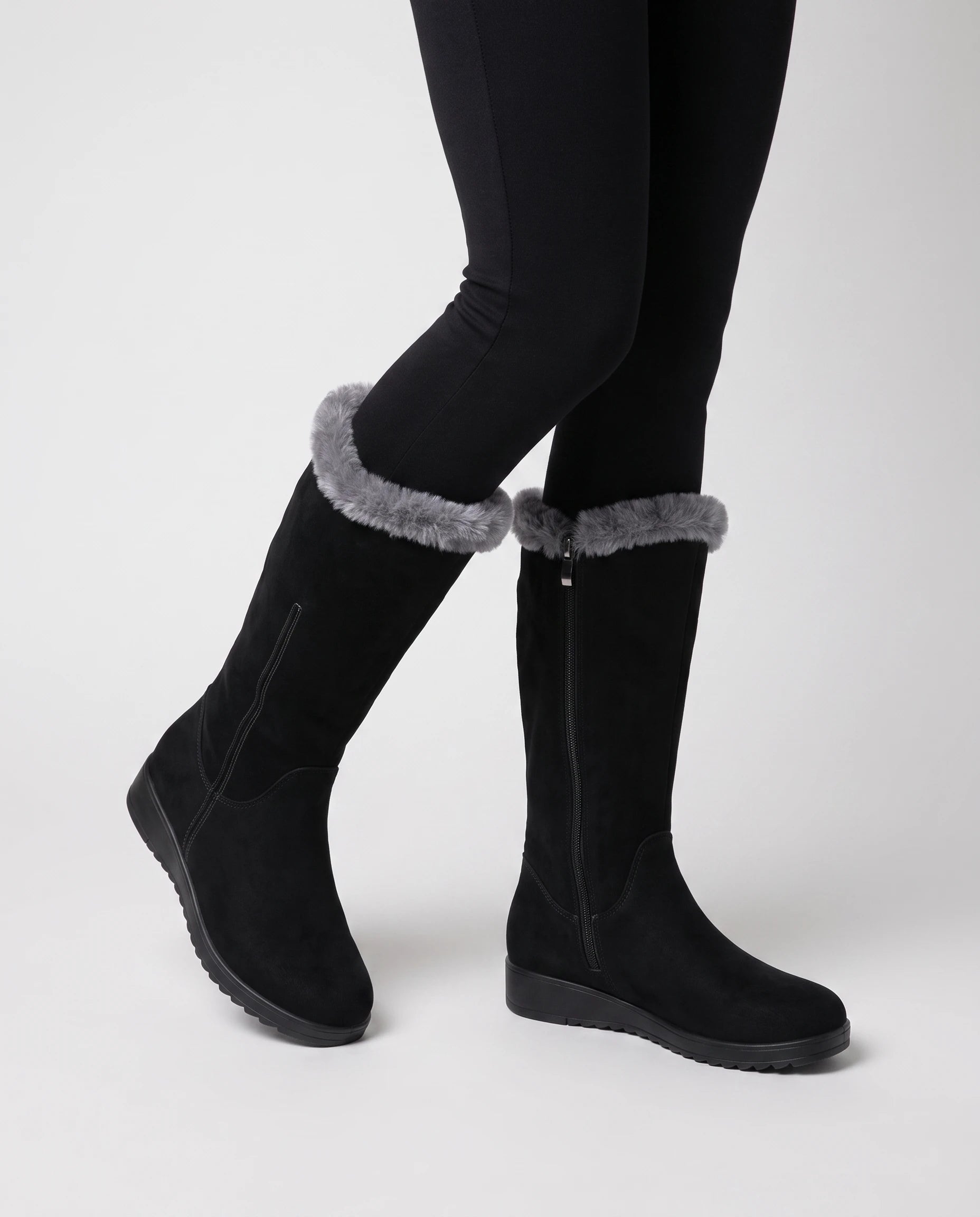 Bottes fourrées zippées en suédine Douce — Noir, portées en plan rapproché