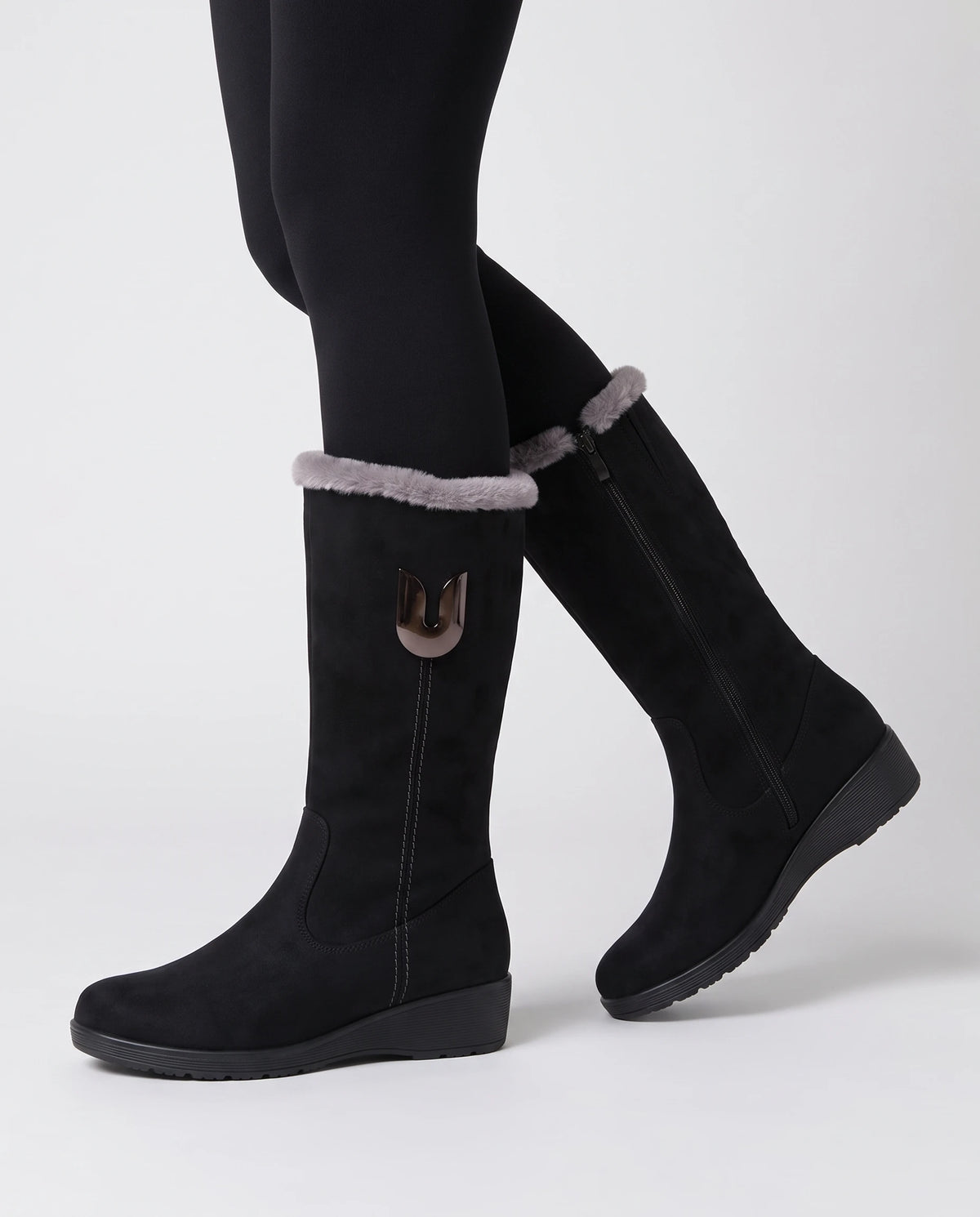 Bottes fourrées zippées en suédine Douce — Noir, portées en plan rapproché