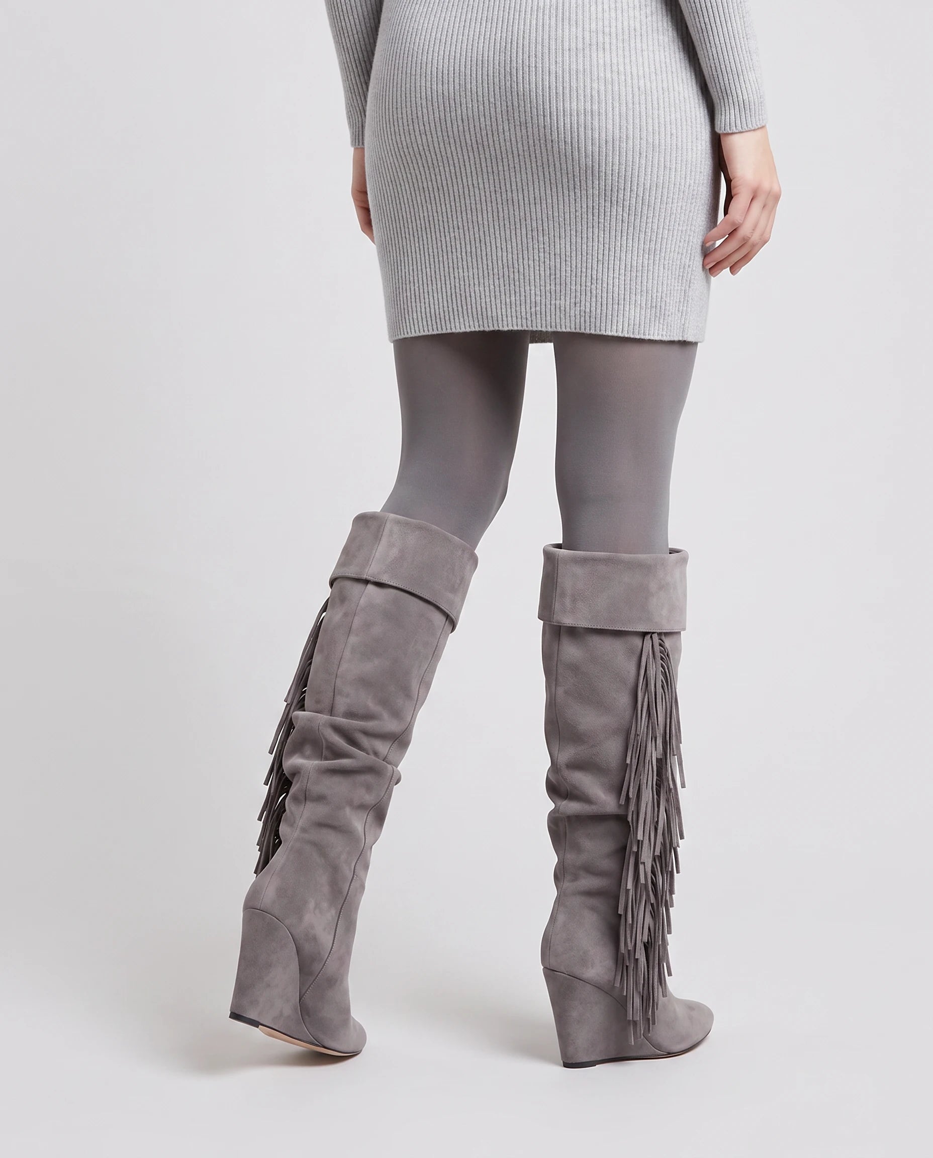 Bottes hautes à franges à talon compensé Alexandrine — Gris, portées en plan rapproché de trois quarts arrière