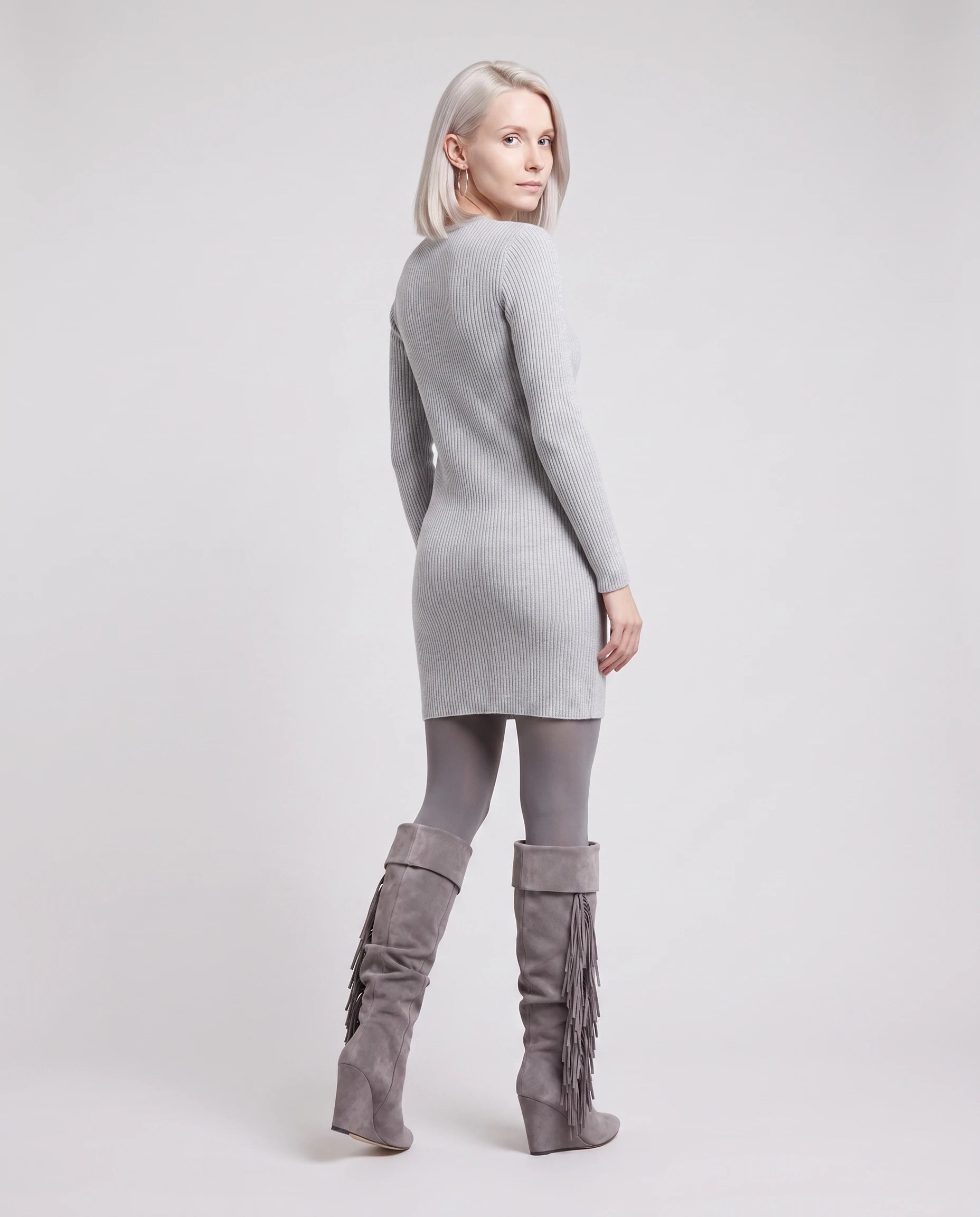 Bottes hautes à franges à talon compensé Alexandrine — Gris, portées en plein pied studio, vue de dos