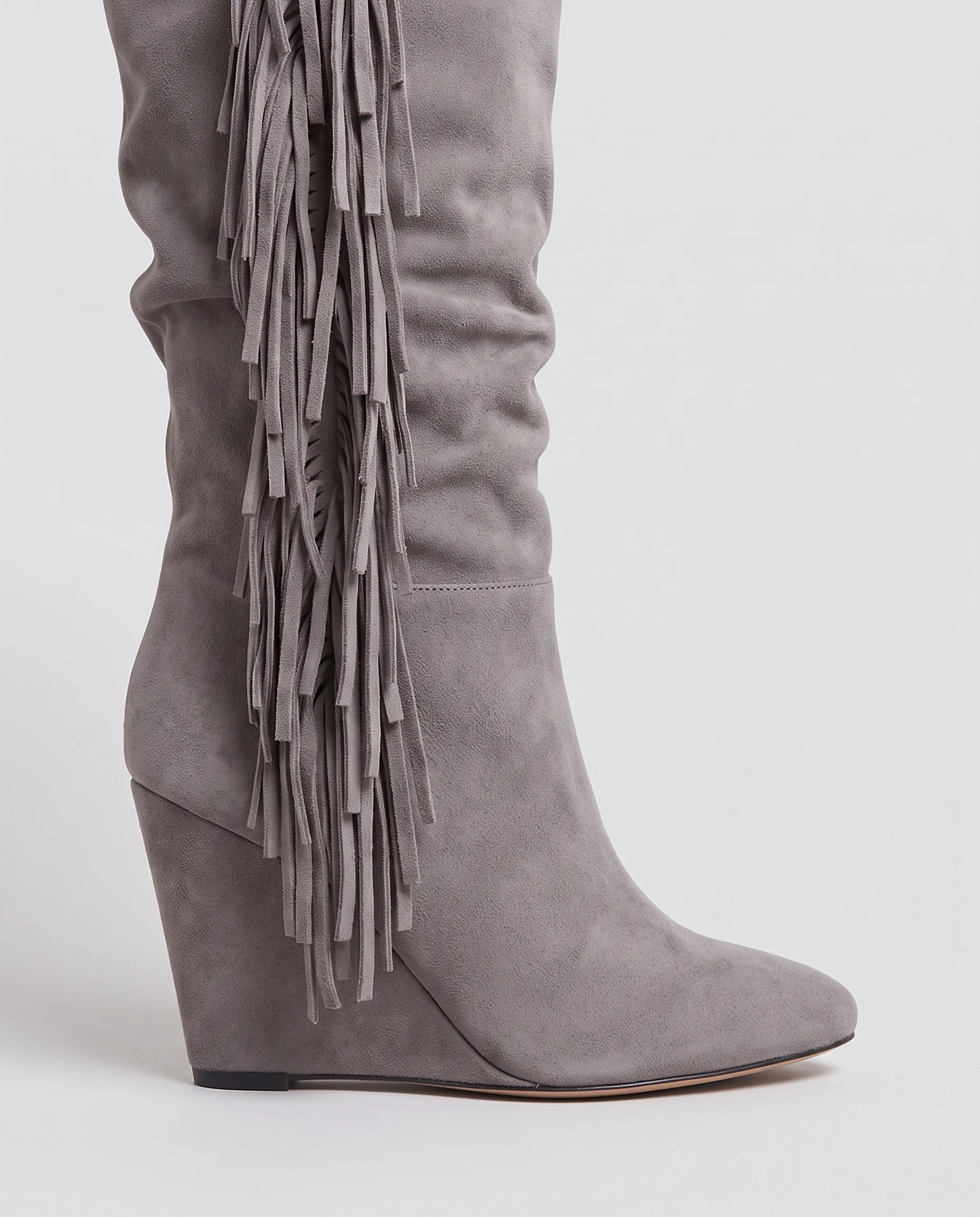 Bottes hautes à franges à talon compensé Alexandrine — Gris, détail du talon compensé et du bout effilé