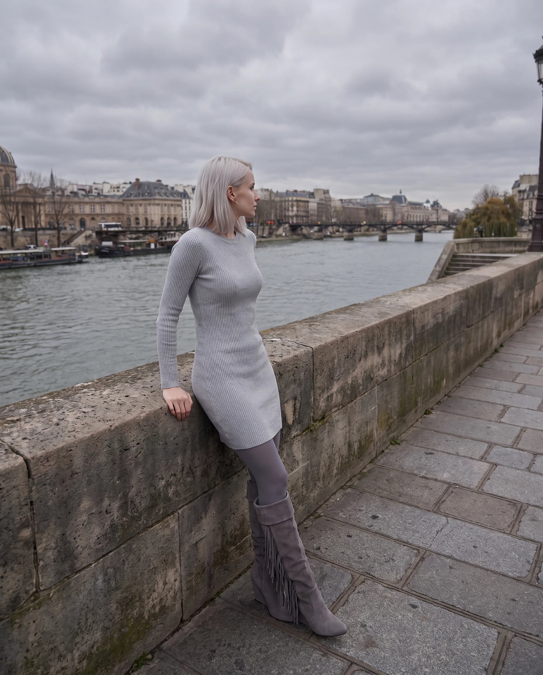 Bottes hautes à franges à talon compensé Alexandrine — Gris, portées sur un quai de Seine