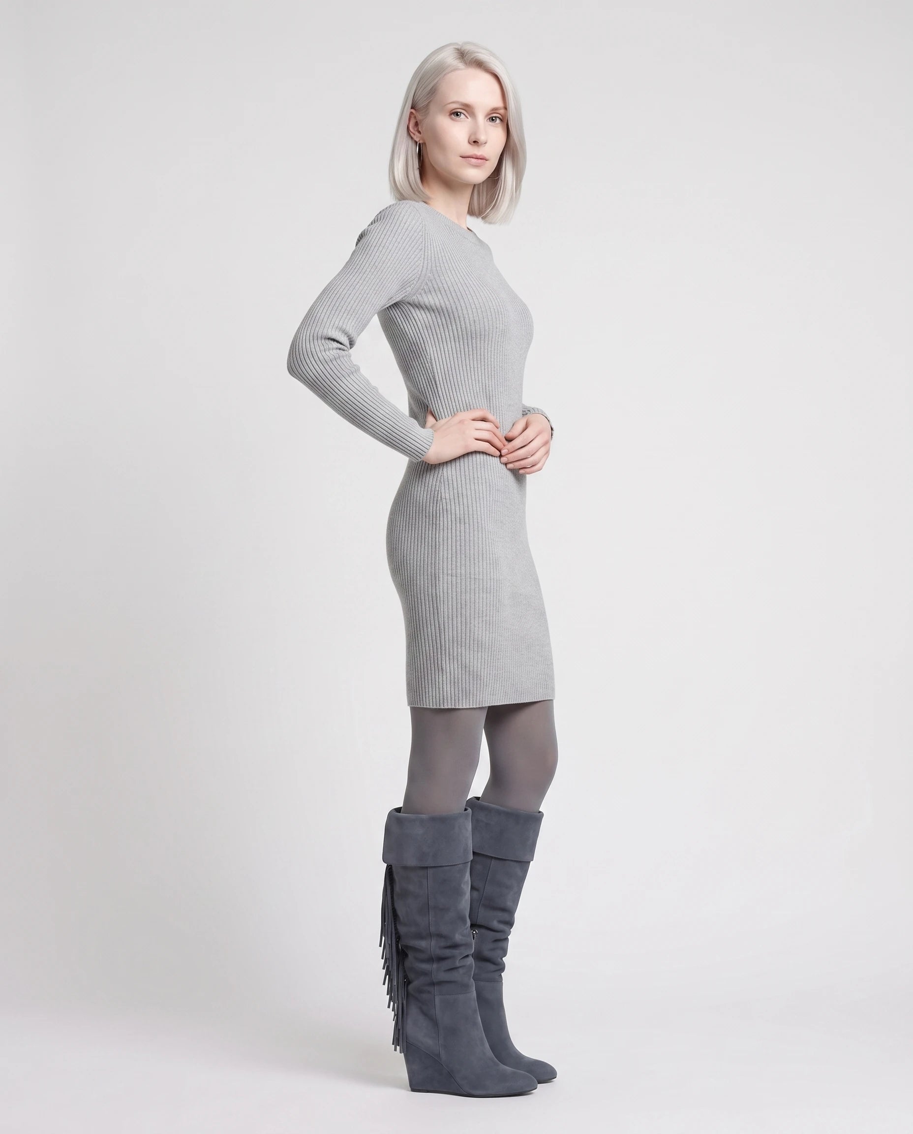 Bottes hautes à franges à talon compensé Alexandrine — Gris Ardoise, portées en plein pied studio, de profil