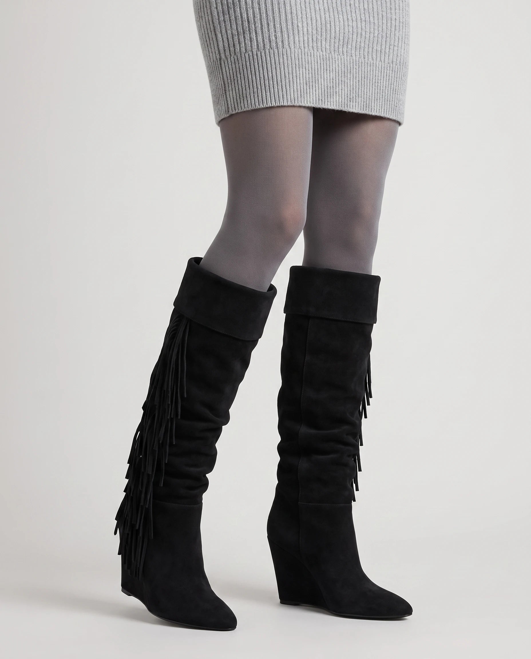 Bottes hautes à franges à talon compensé Alexandrine — Noir, portées en plan rapproché avec une robe-pull