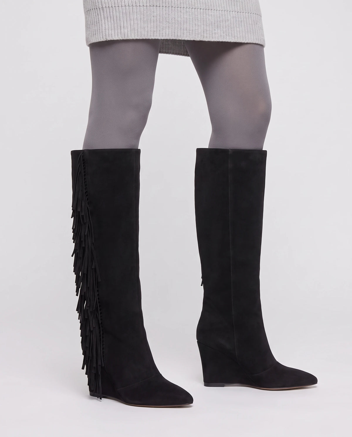 Bottes hautes à franges à talon compensé Alexandrine — Noir, portées en plan rapproché avec une robe-pull grise