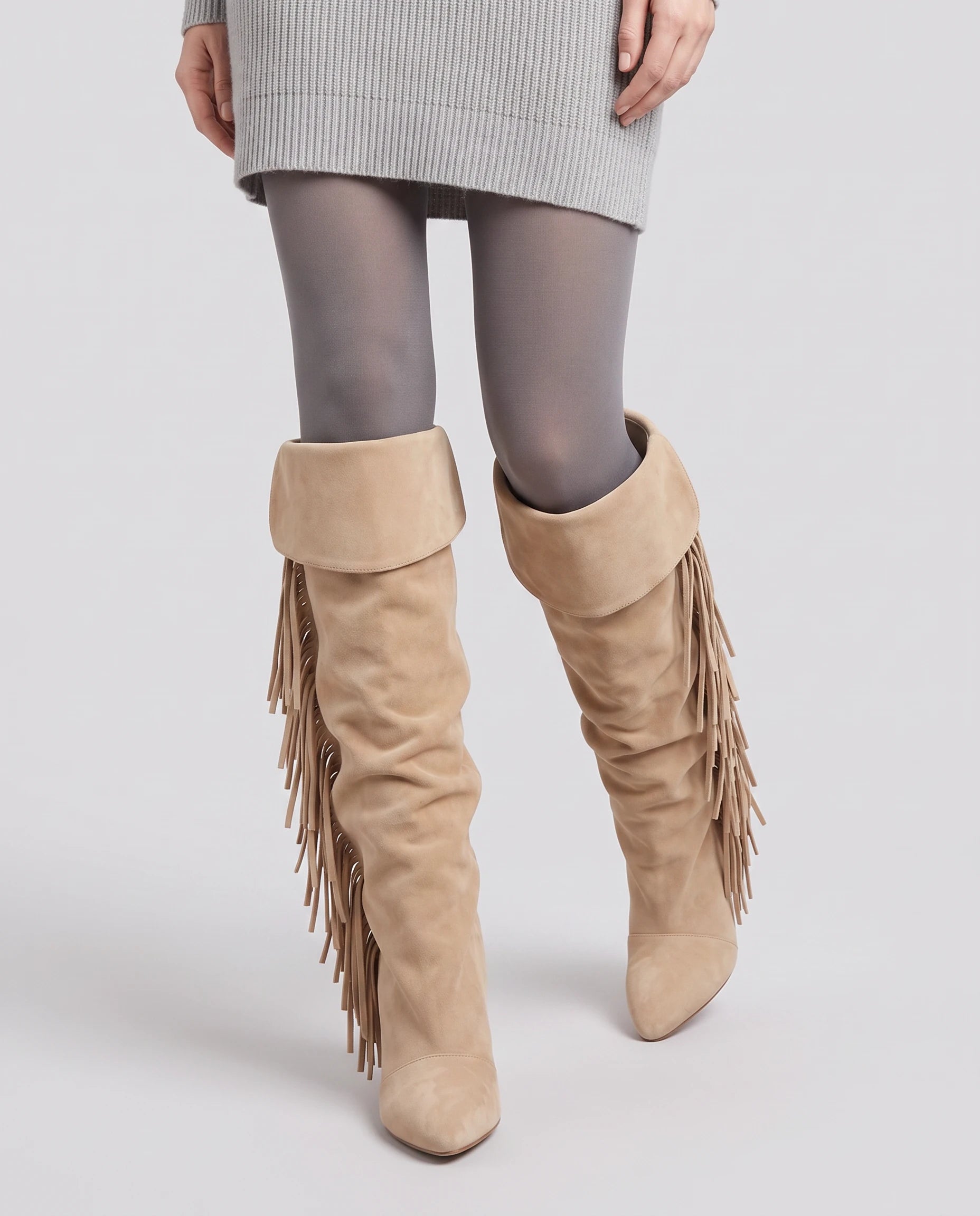 Bottes hautes à franges à talon compensé Alexandrine — Sable, portées en plan rapproché, un pas vers l'objectif
