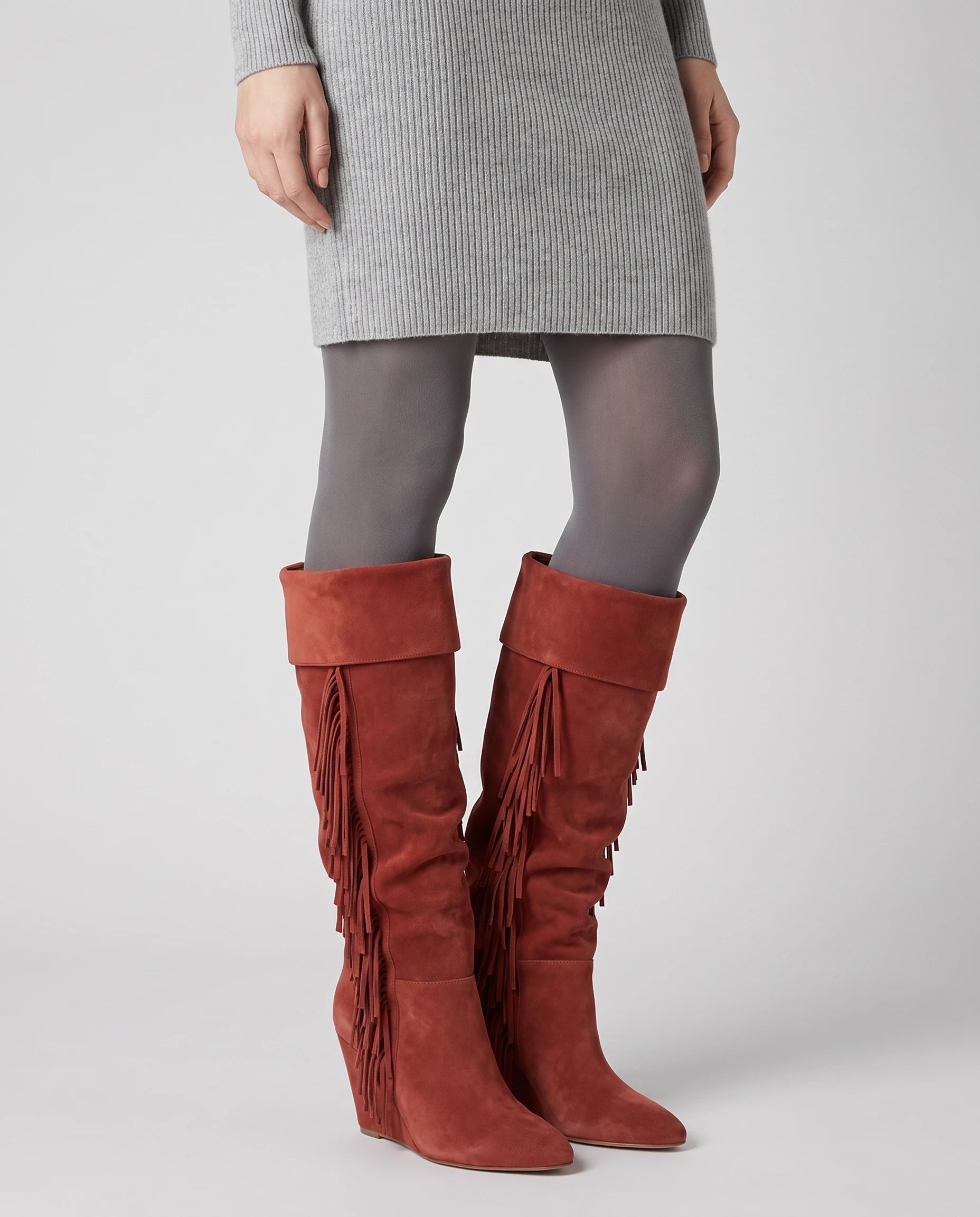 Bottes hautes à franges à talon compensé Alexandrine — Terracotta, portées en plan rapproché, chevilles croisées