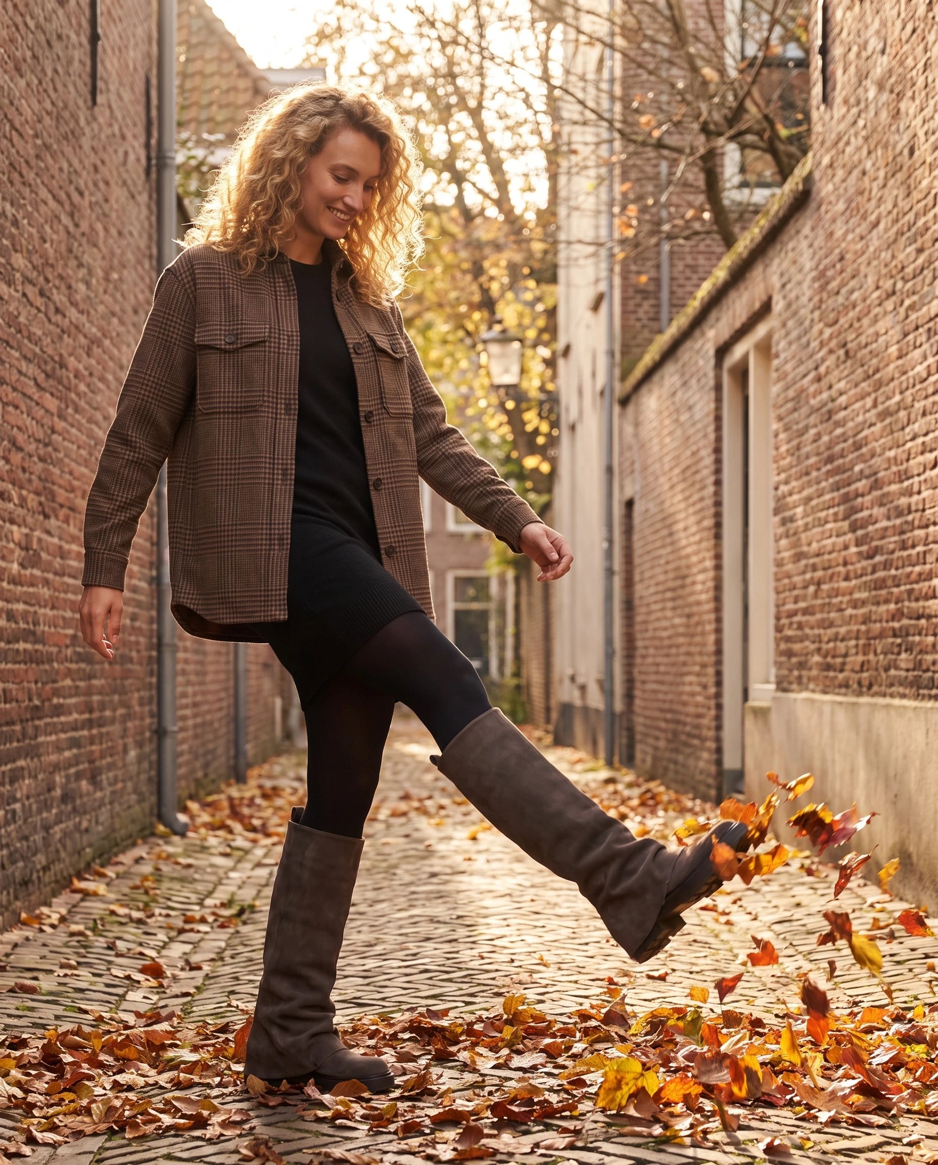 Bottes à guêtre repliée Wanda — Brun, portées en situation urbaine
