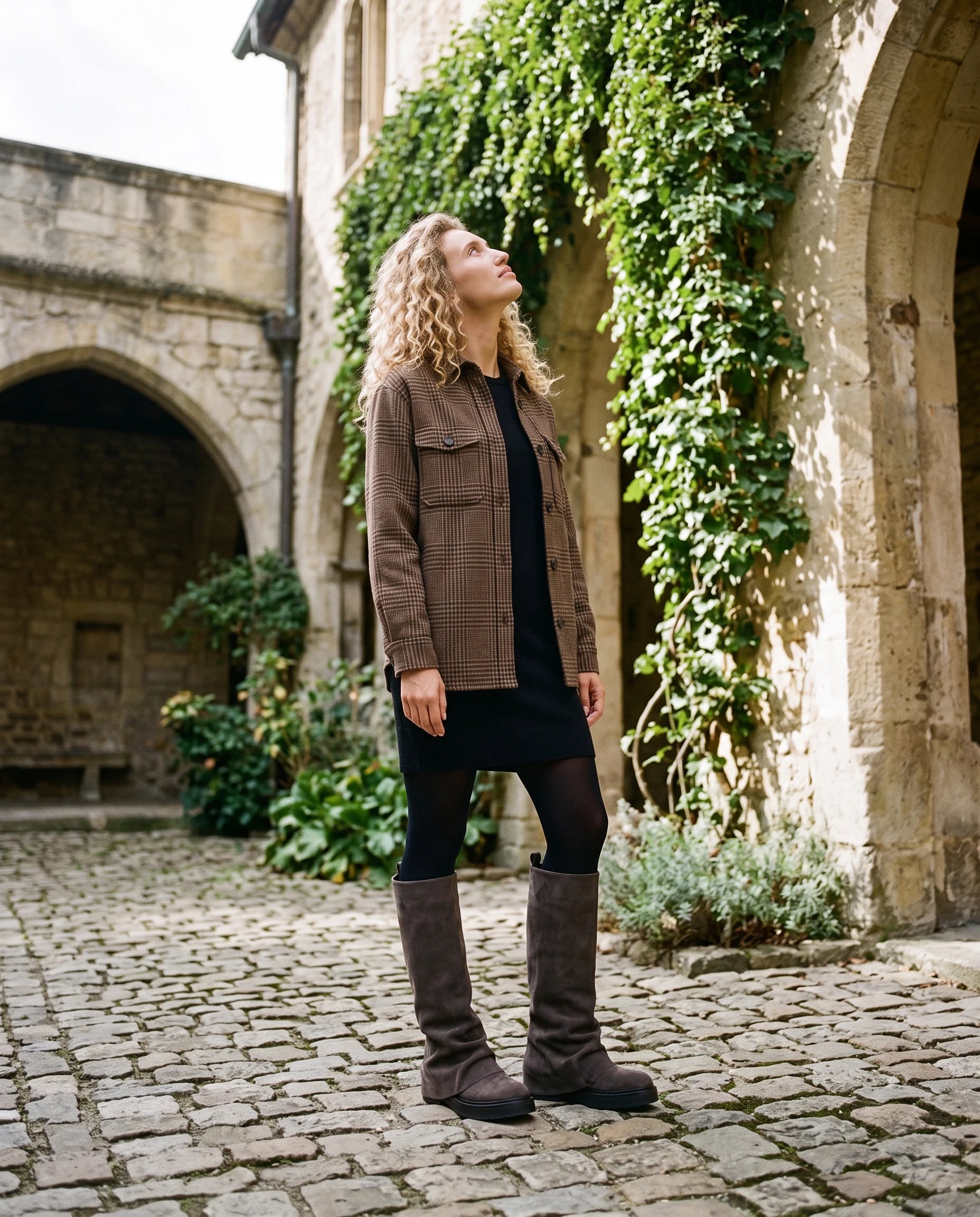 Bottes à guêtre repliée Wanda — Brun, portées en extérieur