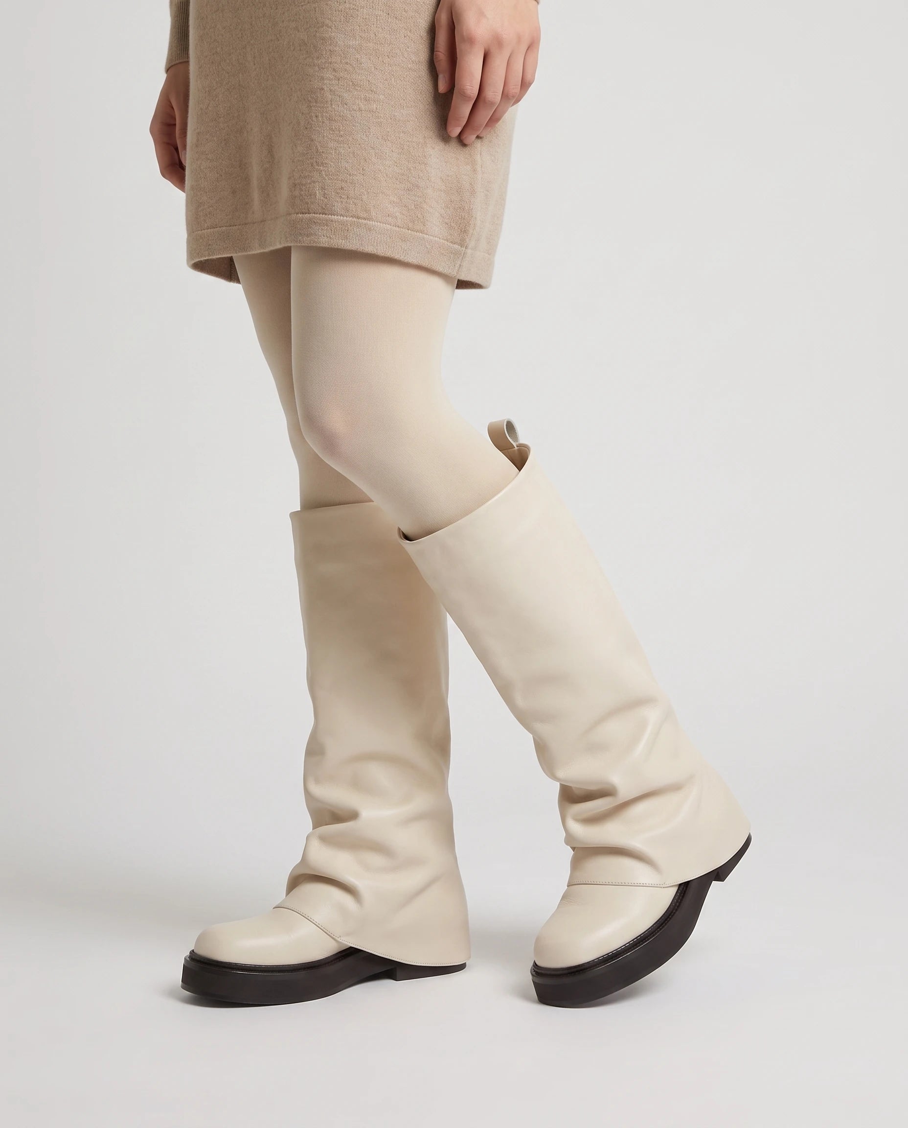 Bottes à guêtre repliée Wanda — Crème, portées en plan rapproché