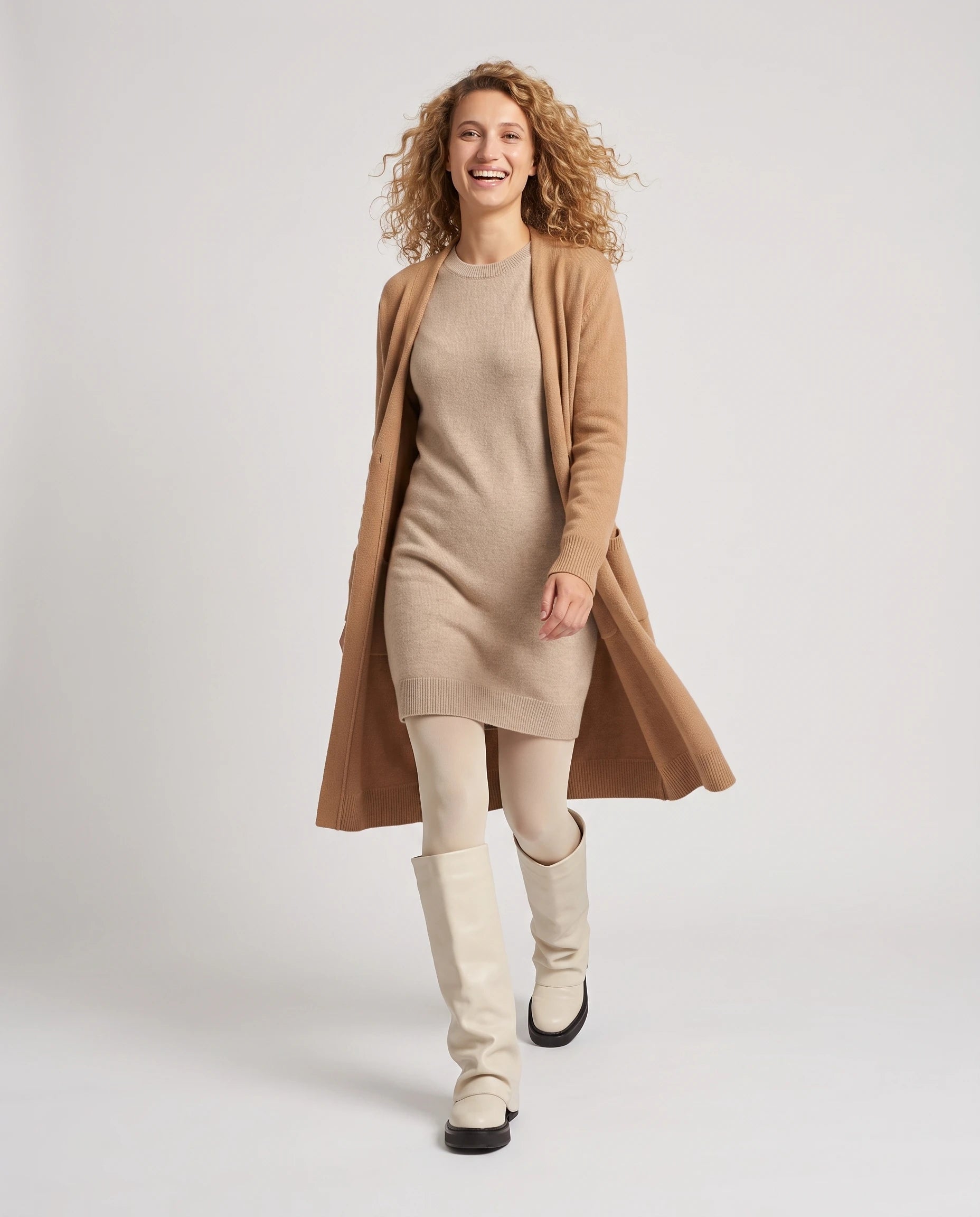 Bottes à guêtre repliée Wanda — Crème, portées en plein pied studio