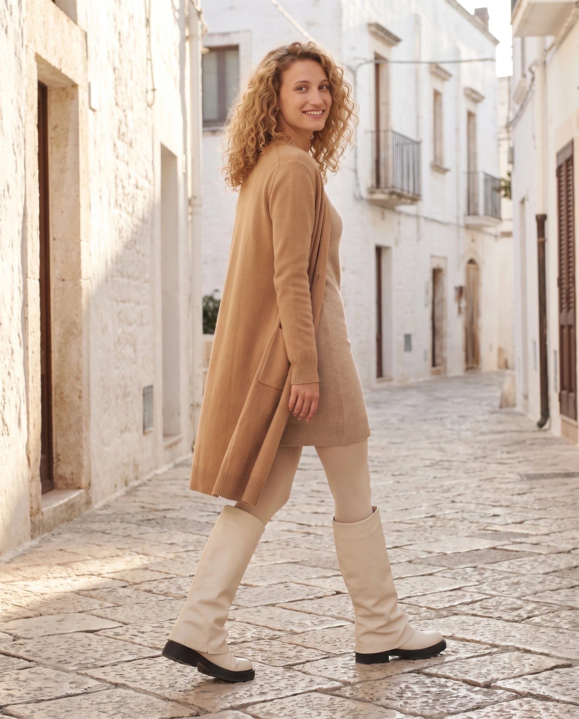 Bottes à guêtre repliée Wanda — Crème, portées en situation urbaine