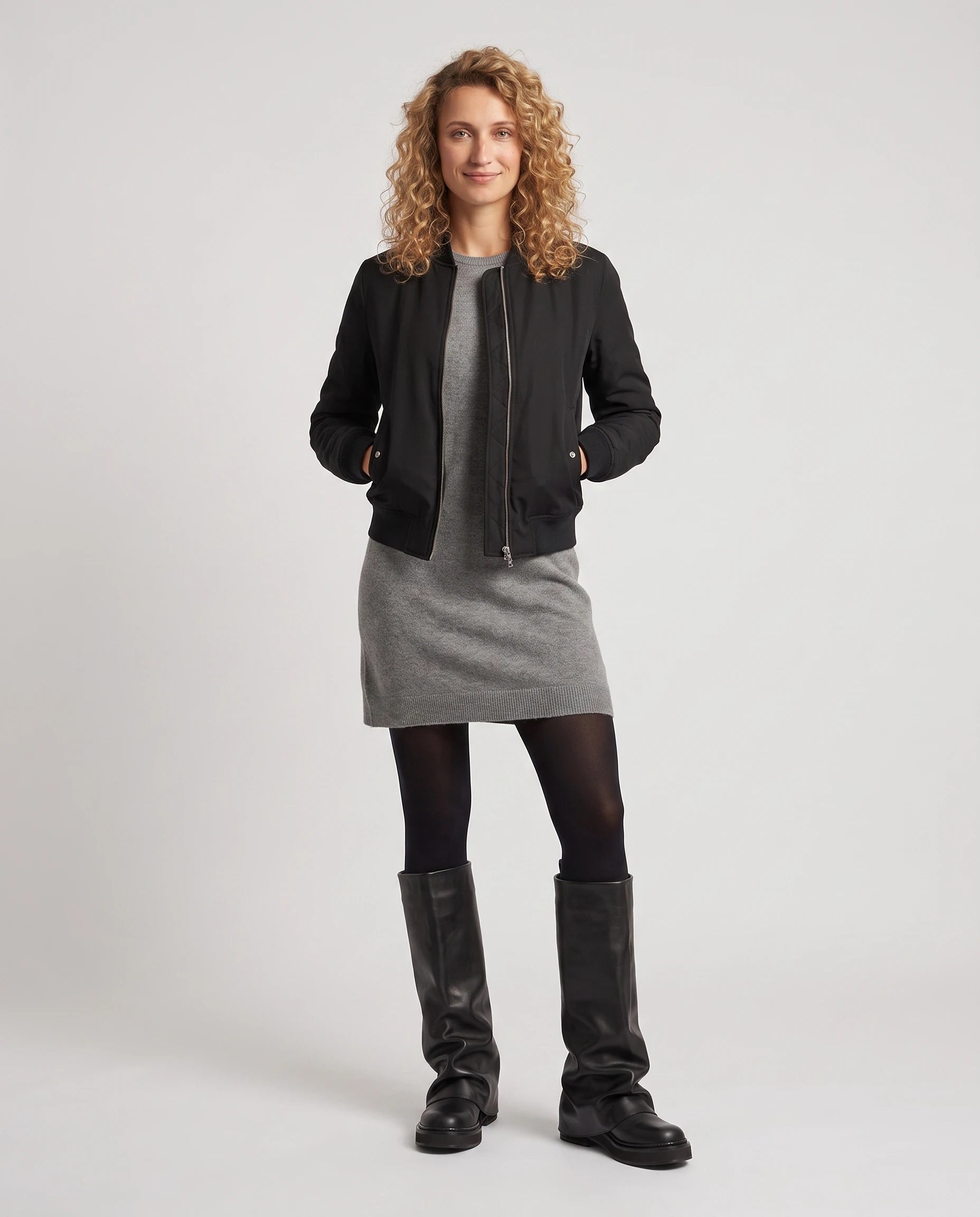 Bottes à guêtre repliée Wanda — Noir, portées en plein pied studio
