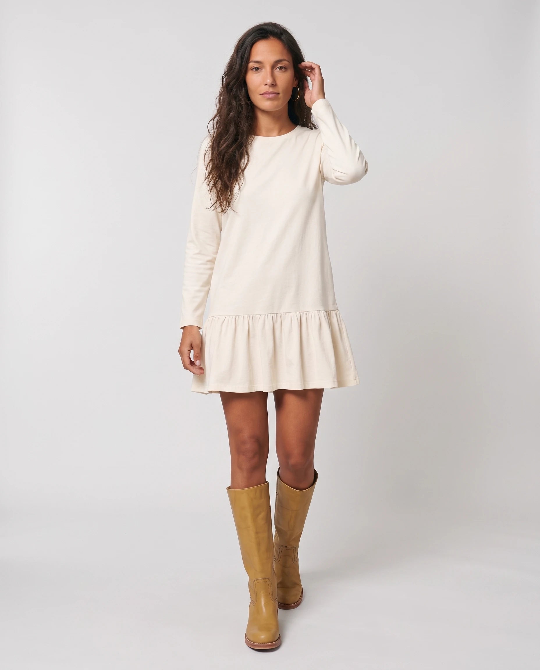 Bottes hautes à talon empilé effet cuir Nicolette — Camel, portées en plein pied studio