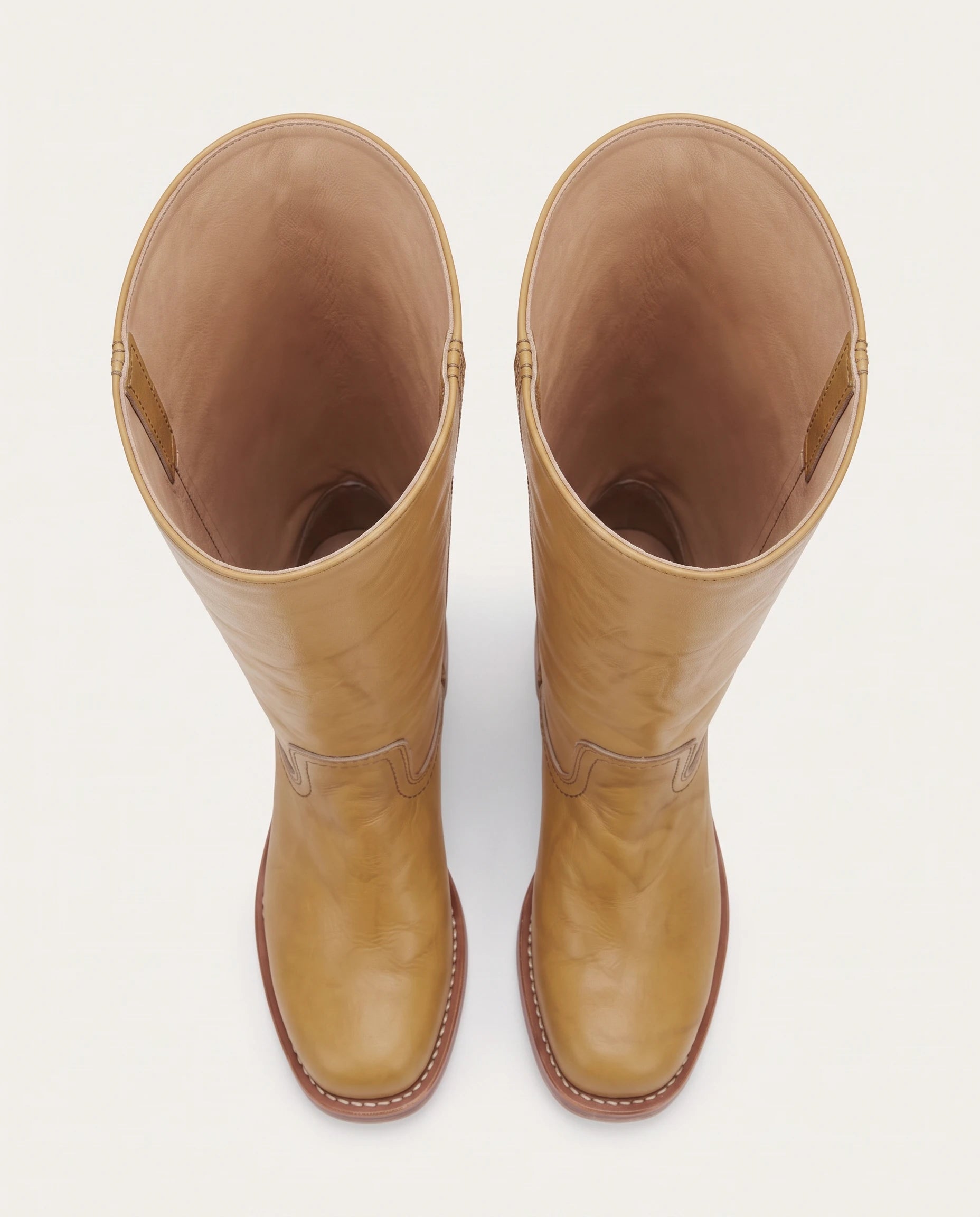 Bottes hautes à talon empilé effet cuir Nicolette — Camel, paire vue de dos, talons empilés et coutures de tige