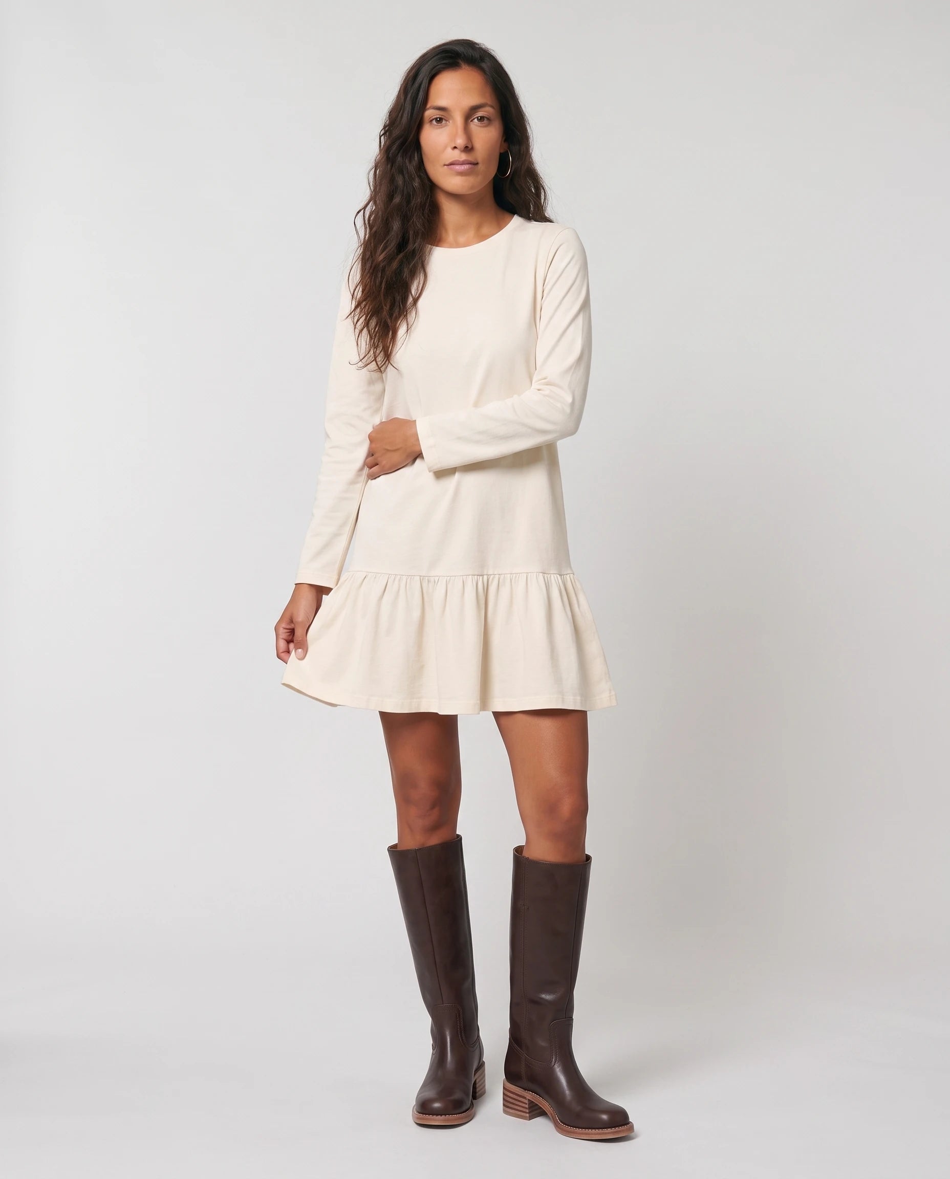 Bottes hautes à talon empilé effet cuir Nicolette — Chocolat, portées en plein pied studio