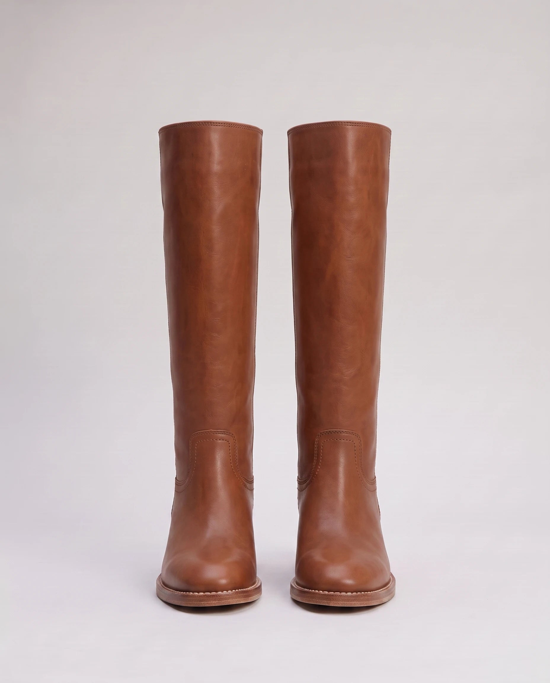 Bottes hautes à talon empilé effet cuir Nicolette — Cognac, paire vue de face, bouts carrés et trépointe surpiquée