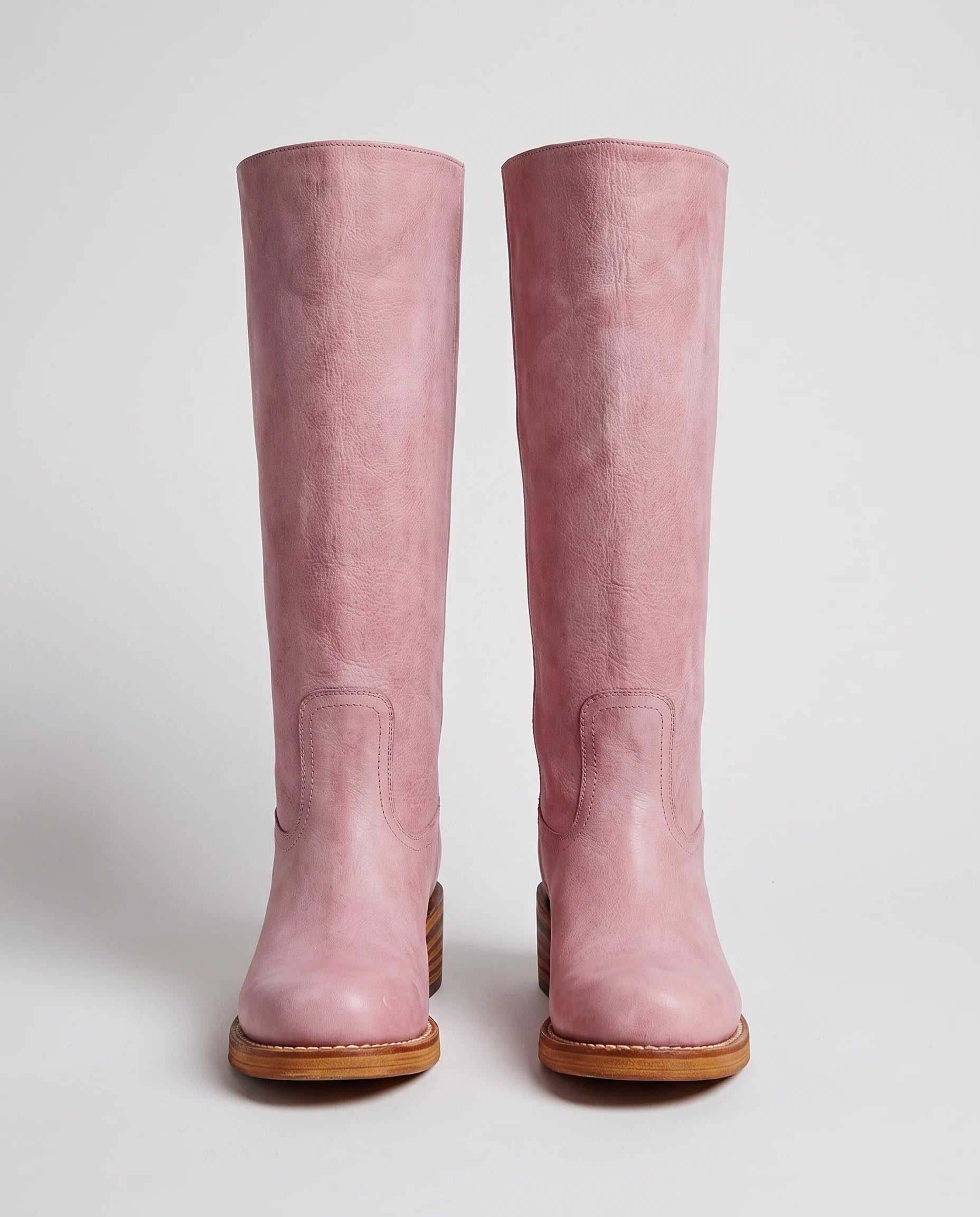 Bottes hautes à talon empilé effet cuir Nicolette — Vieux Rose, paire vue de face en légère plongée studio