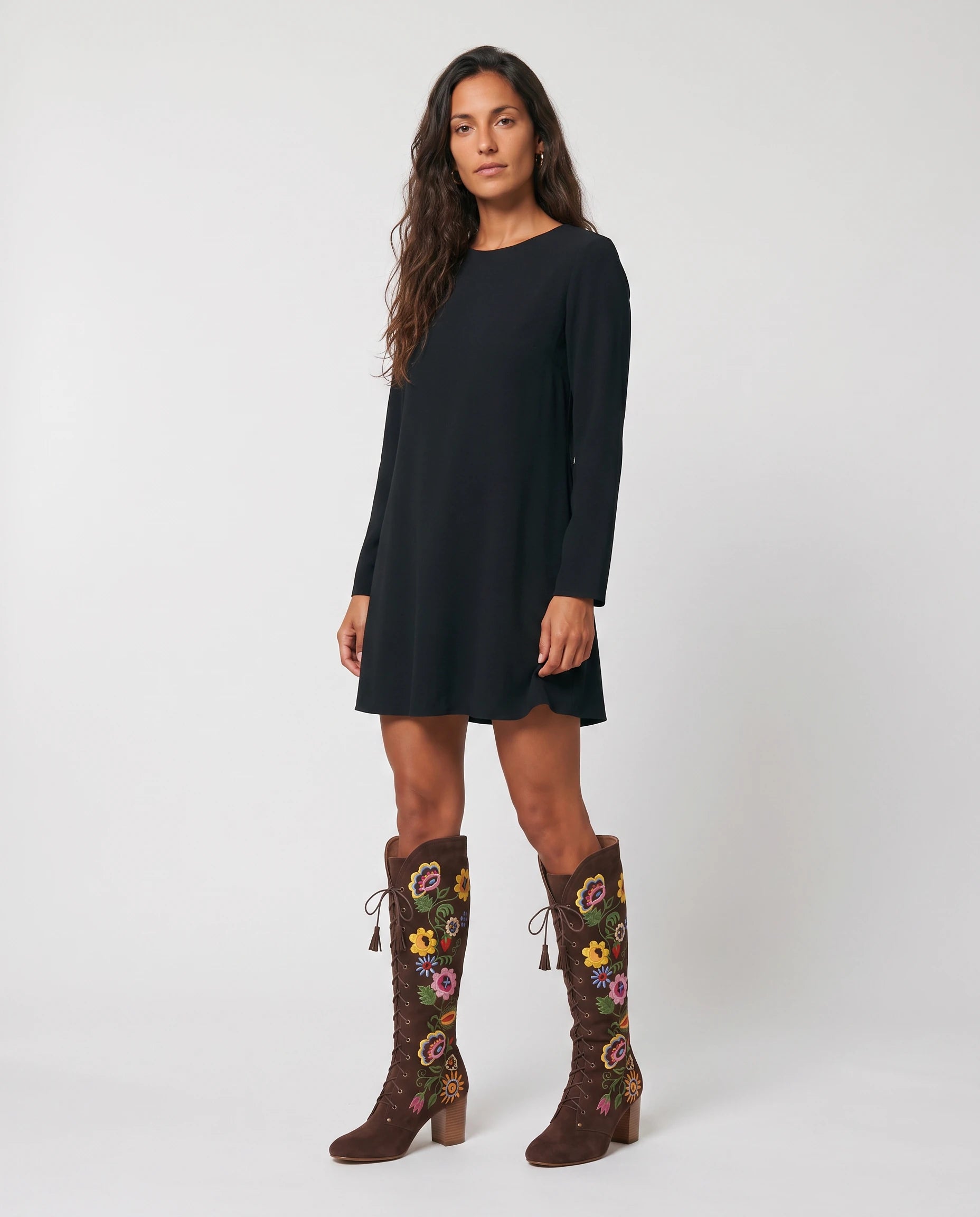 Bottes hautes lacées en suédine brodée Laurentine Brun Cacao — portées en pied