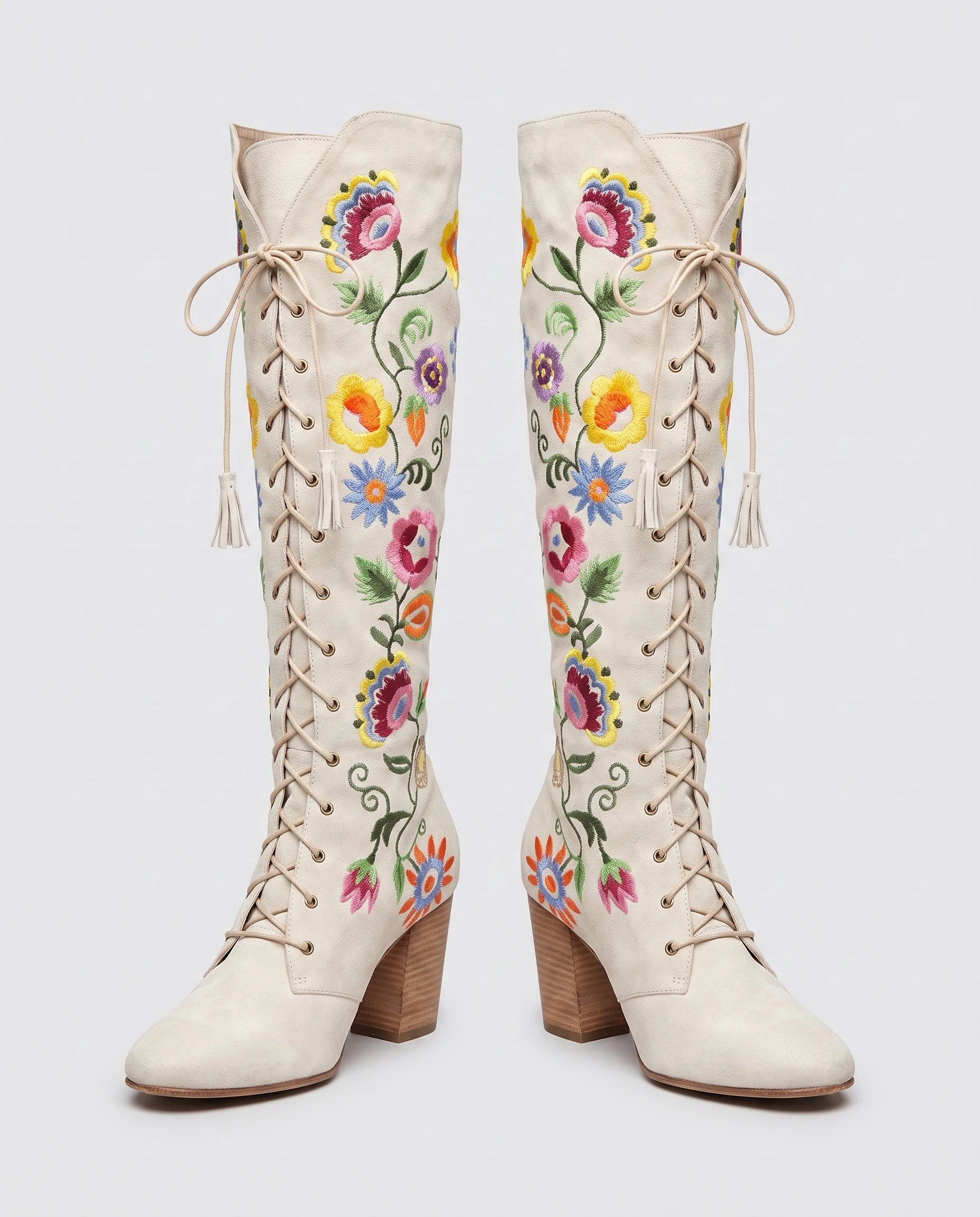 Bottes hautes lacées en suédine brodée Laurentine Écru — packshot studio