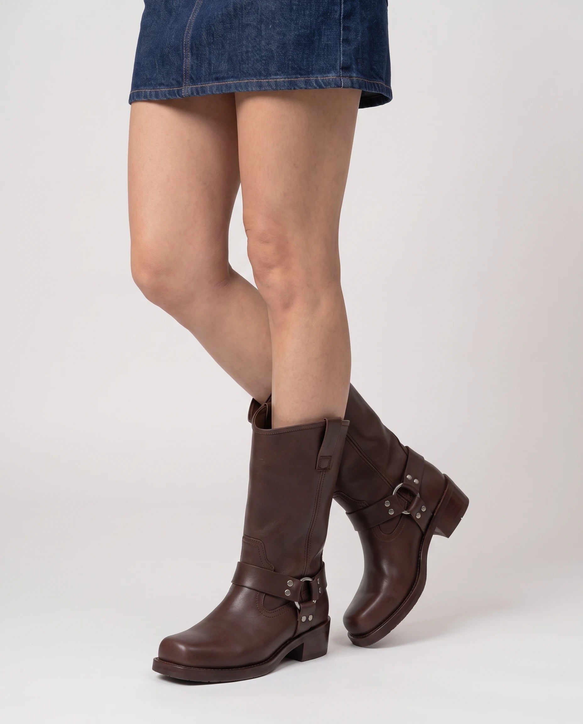 Bottes motardes mi-mollet effet cuir Irmine — Chocolat, portées en plan rapproché avec une jupe en jean