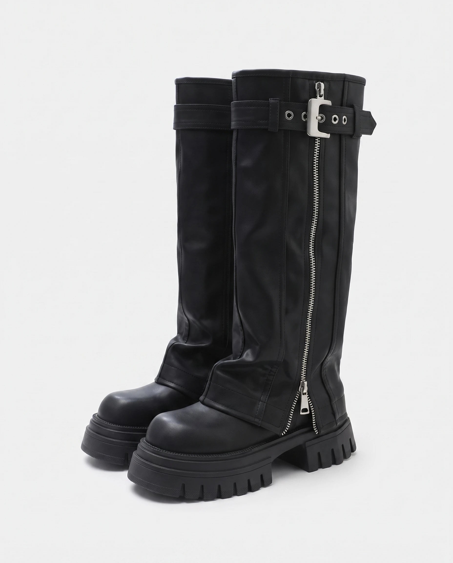 Bottes motardes hautes à zip et boucle Axelle — Noir, paire vue de trois quarts en studio