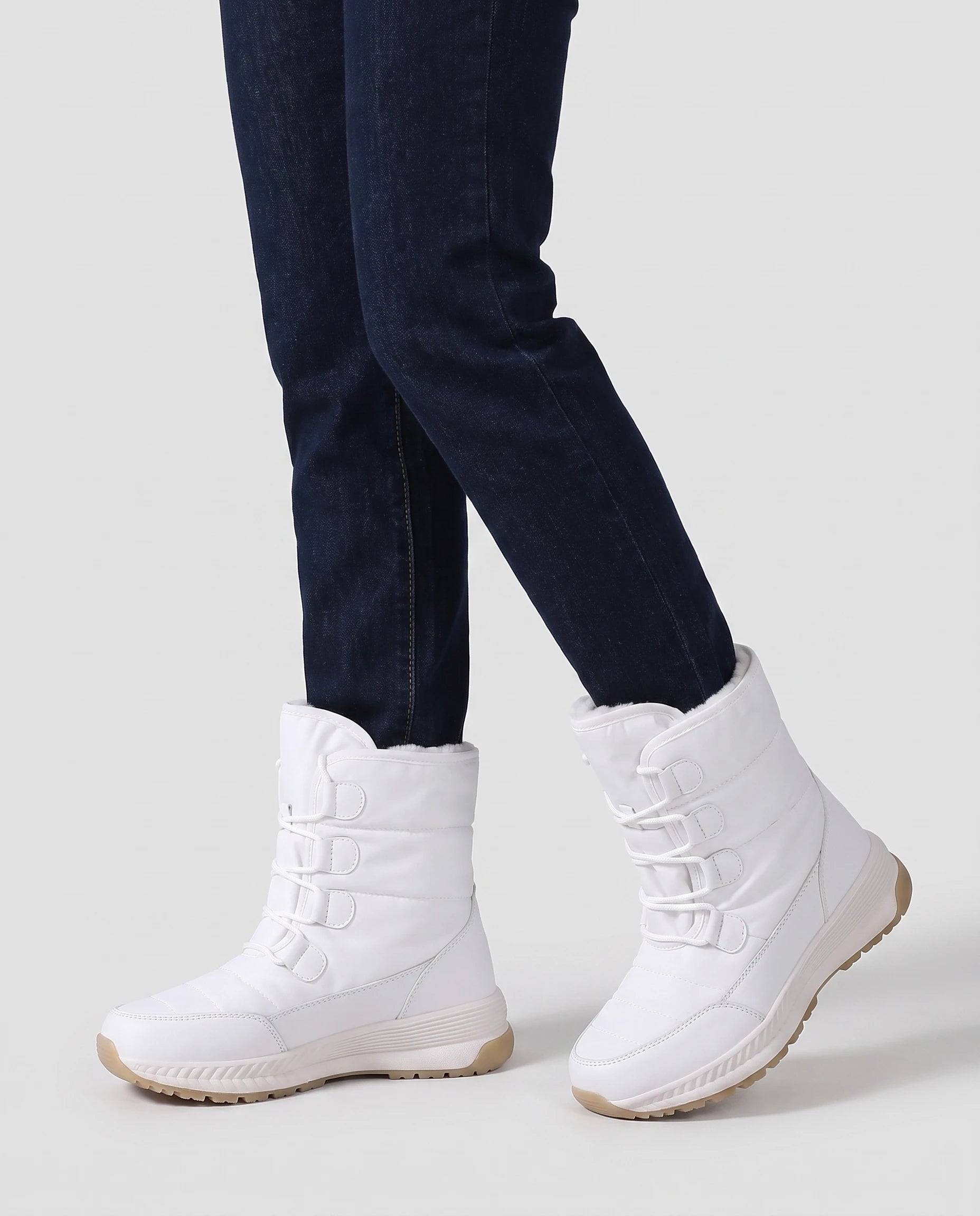 Bottes de neige fourrées à lacets Lorraine — Blanc, portées en plan rapproché sur un jean droit indigo