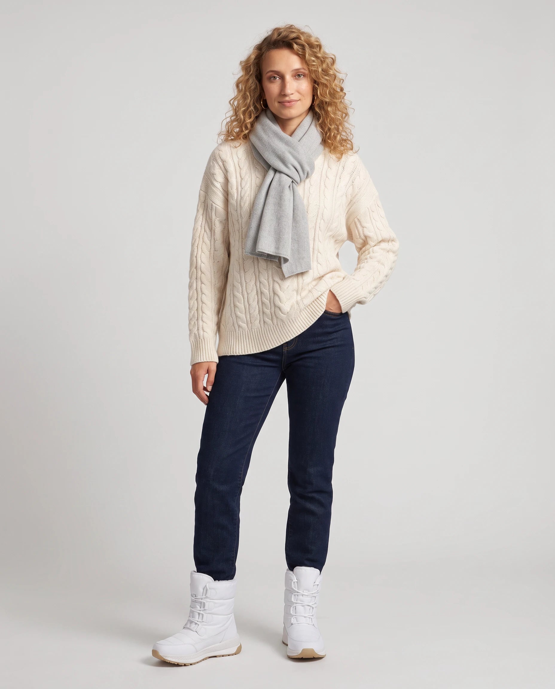 Bottes de neige fourrées à lacets Lorraine — Blanc, portées en plein pied studio avec une grosse maille écrue et un jean droit