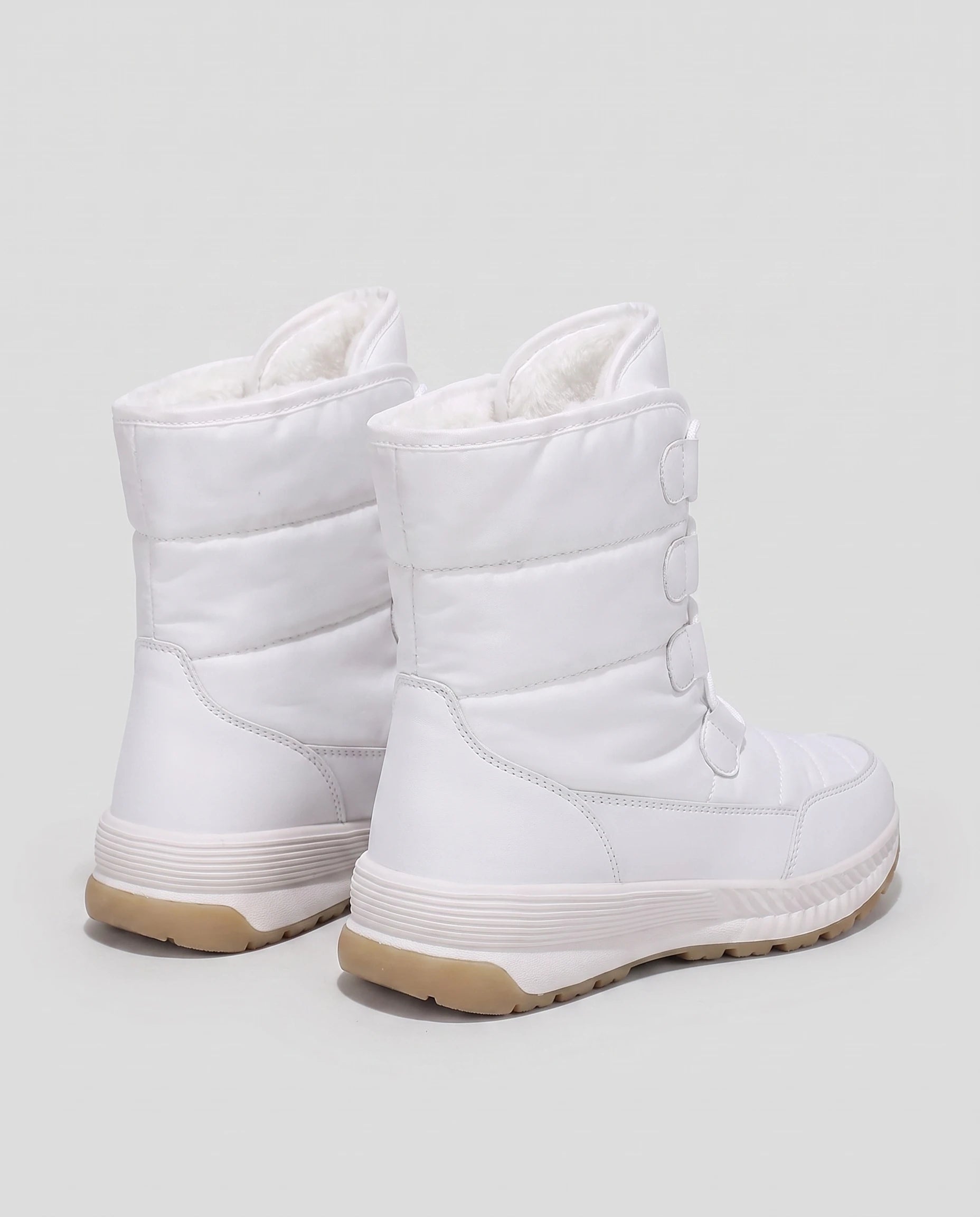 Bottes de neige fourrées à lacets Lorraine — Blanc, paire vue de trois quarts arrière, doublure peluche visible au col