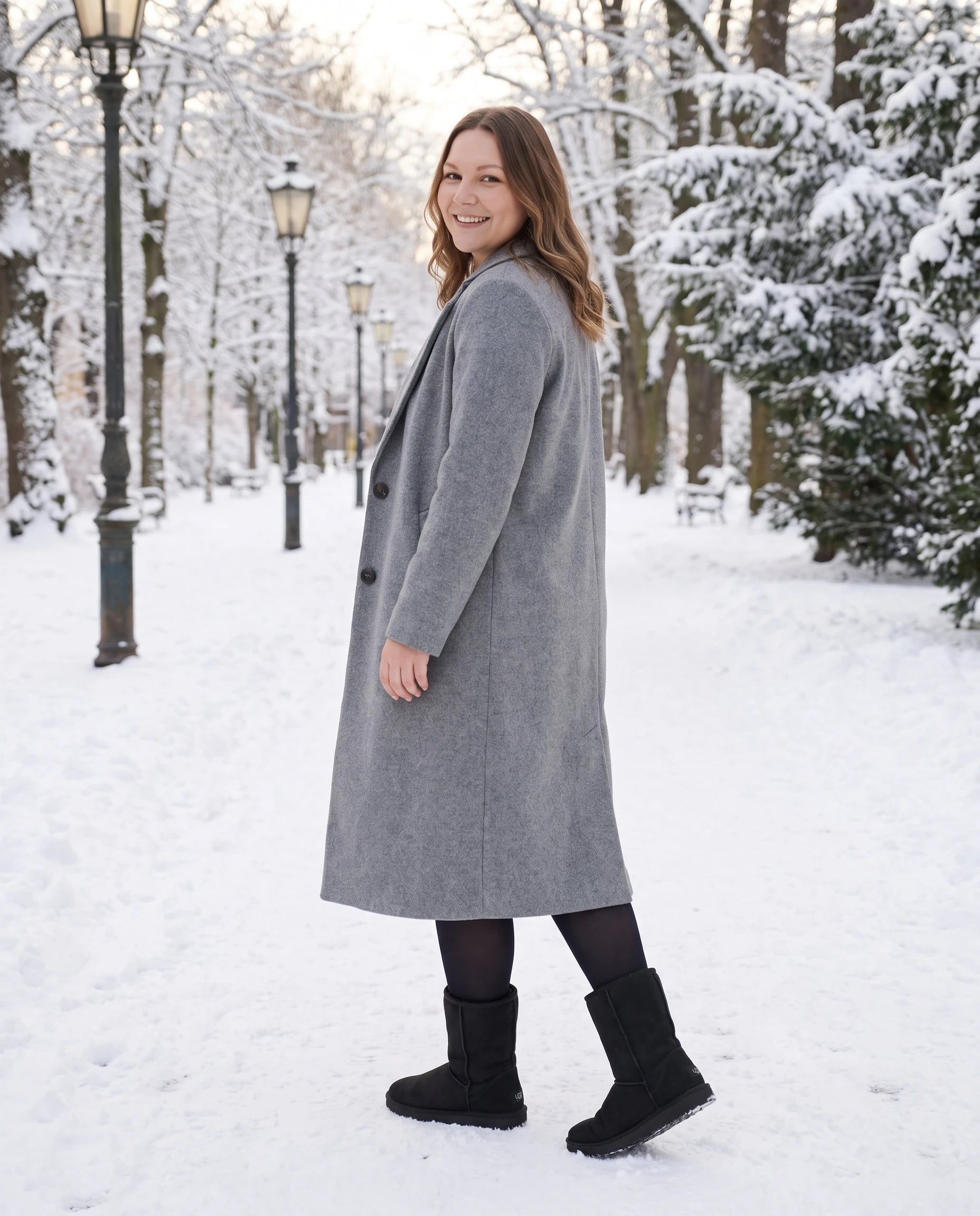 Bottes de neige classiques en suédine Gersande — Noir, portées en extérieur
