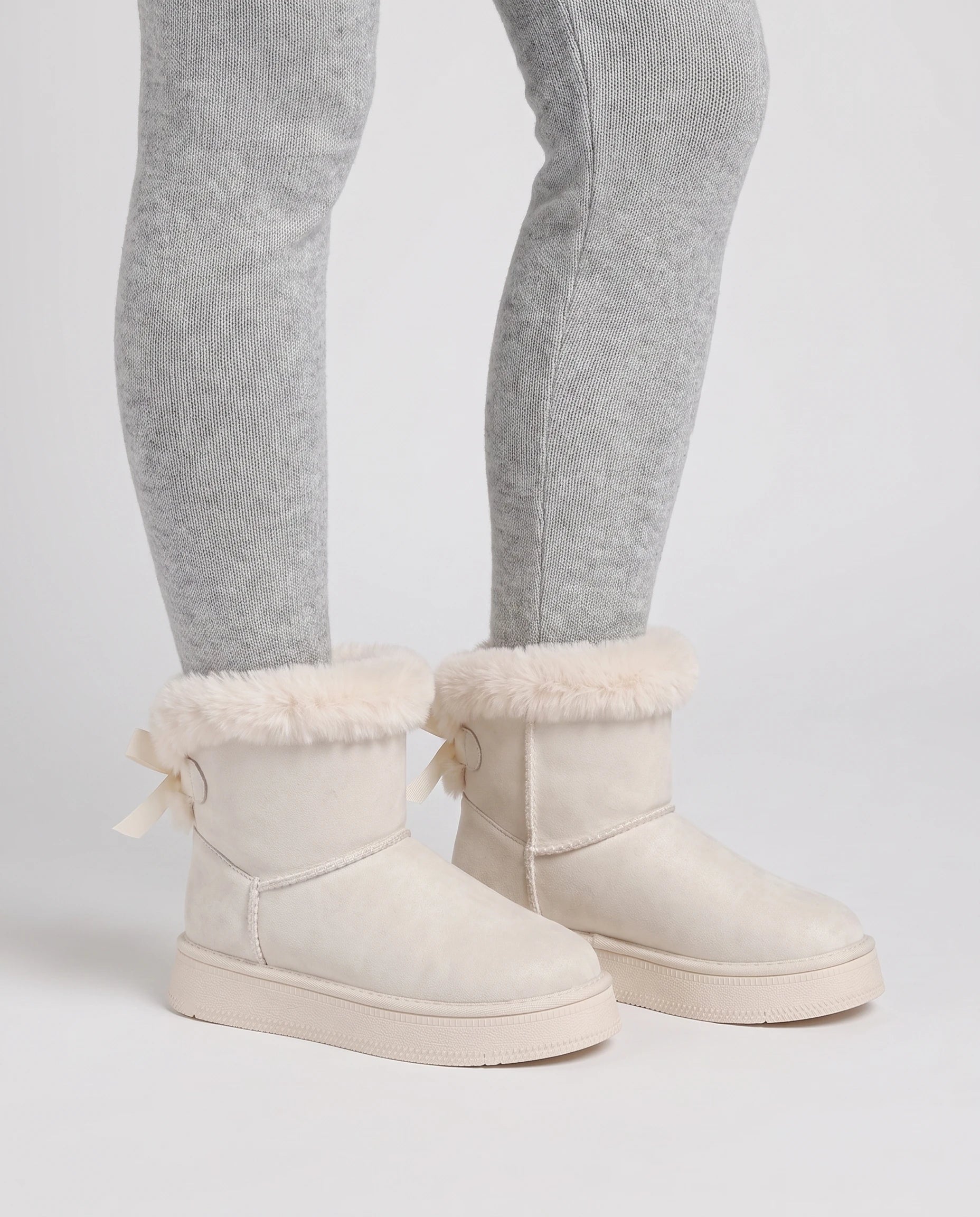 Bottes de neige à nœud et col fourrure Opaline — Blanc, portées en plan rapproché