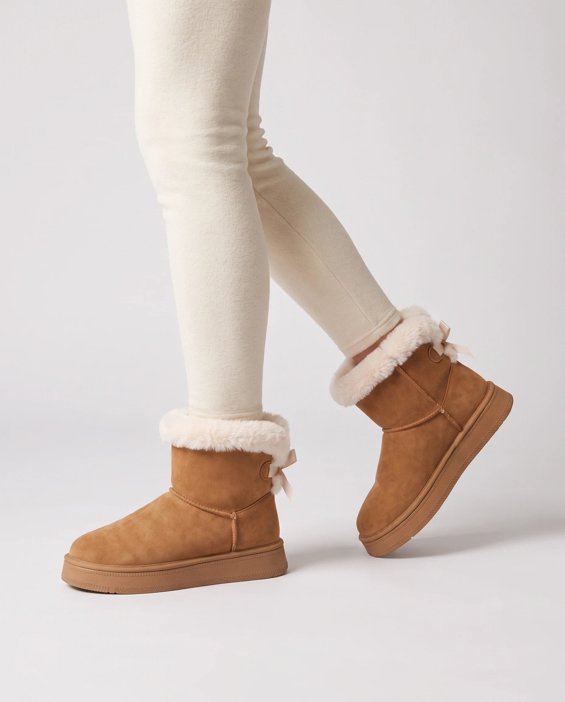 Bottes de neige à nœud et col fourrure Opaline — Camel, portées en plan rapproché