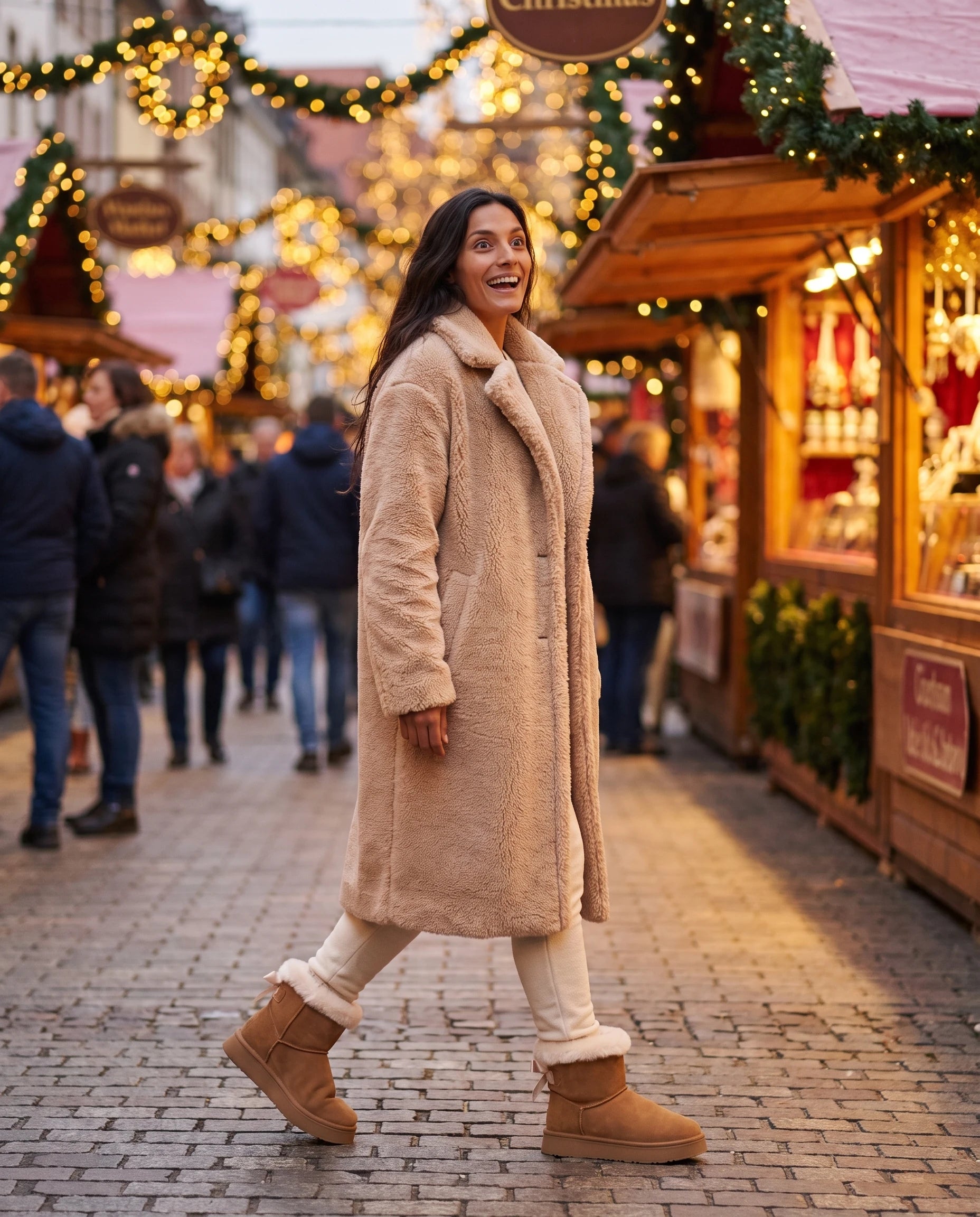 Bottes de neige à nœud et col fourrure Opaline — Camel, portées en situation urbaine